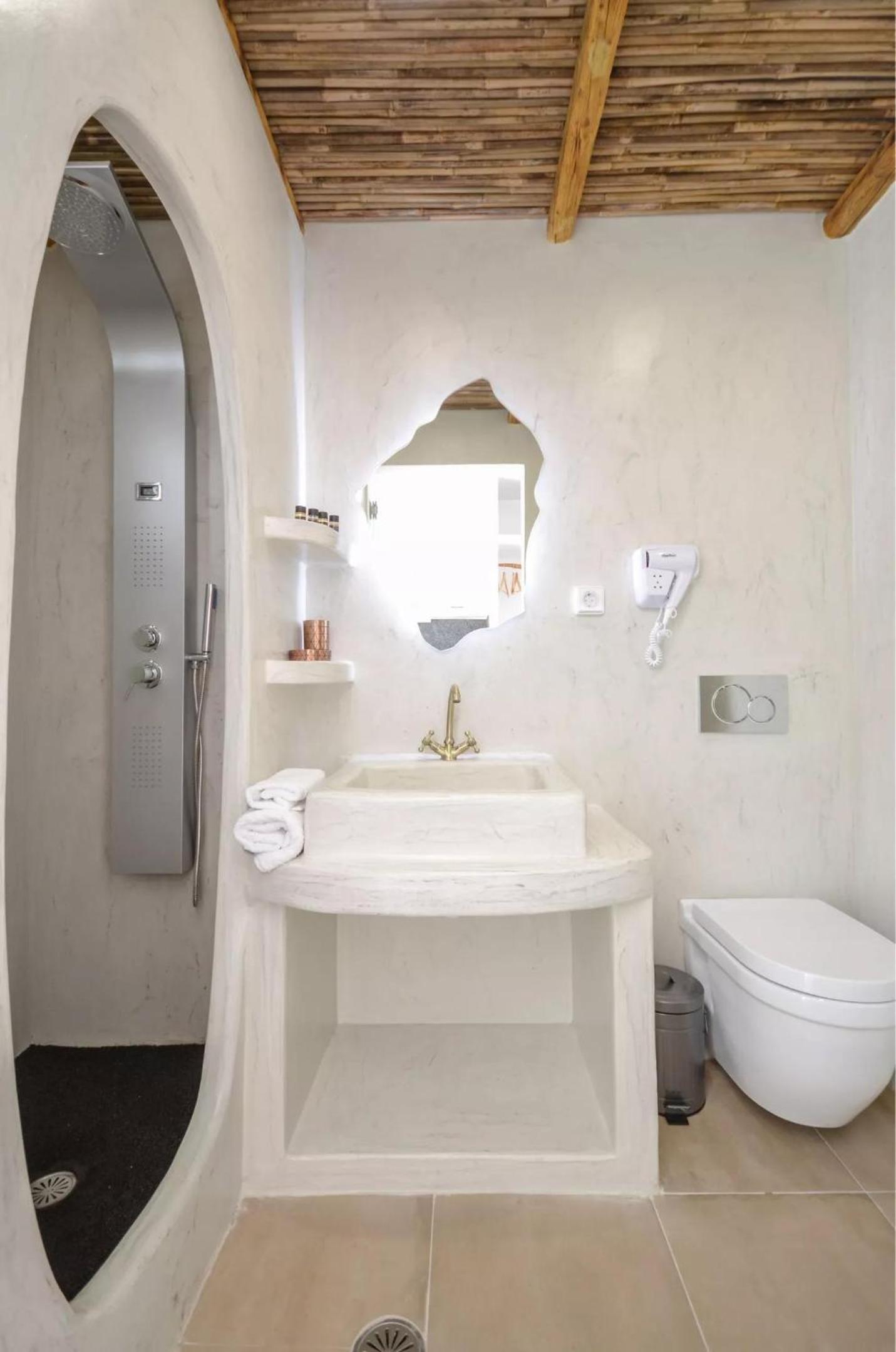 Deluxe Suite with Sea View - Photo 8