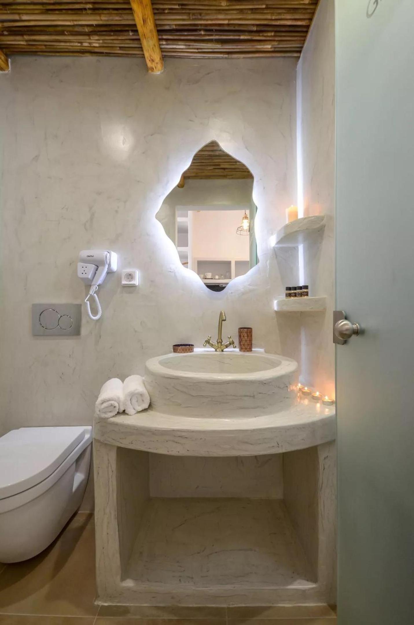 Deluxe Suite with Sea View - Photo 28