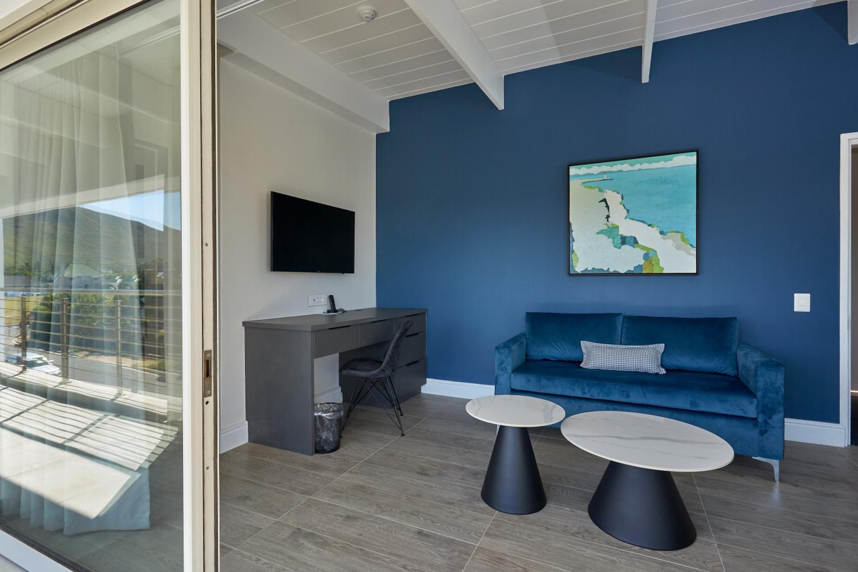 One-Bedroom Suite - Photo 7
