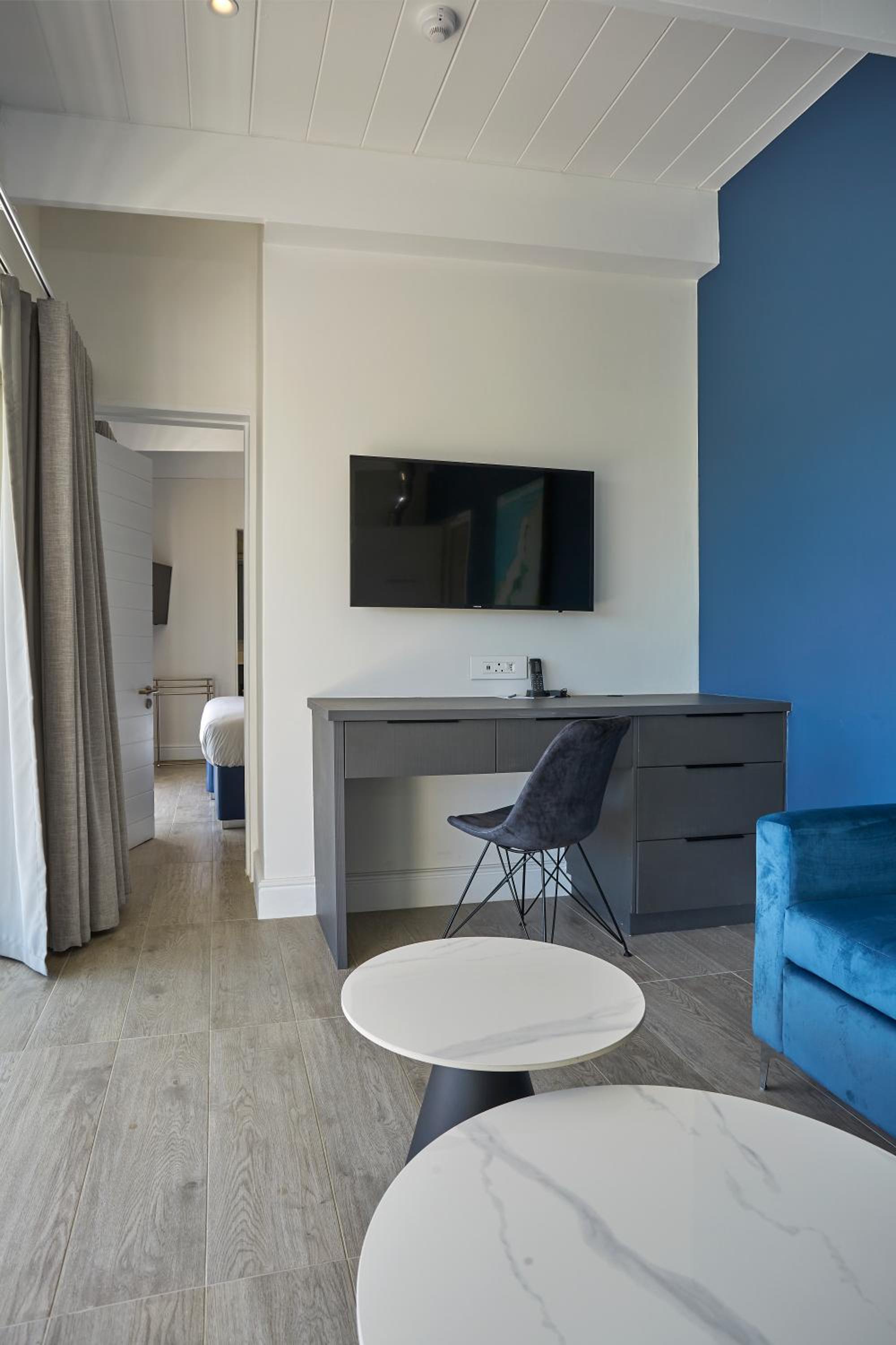 One-Bedroom Suite - Photo 4