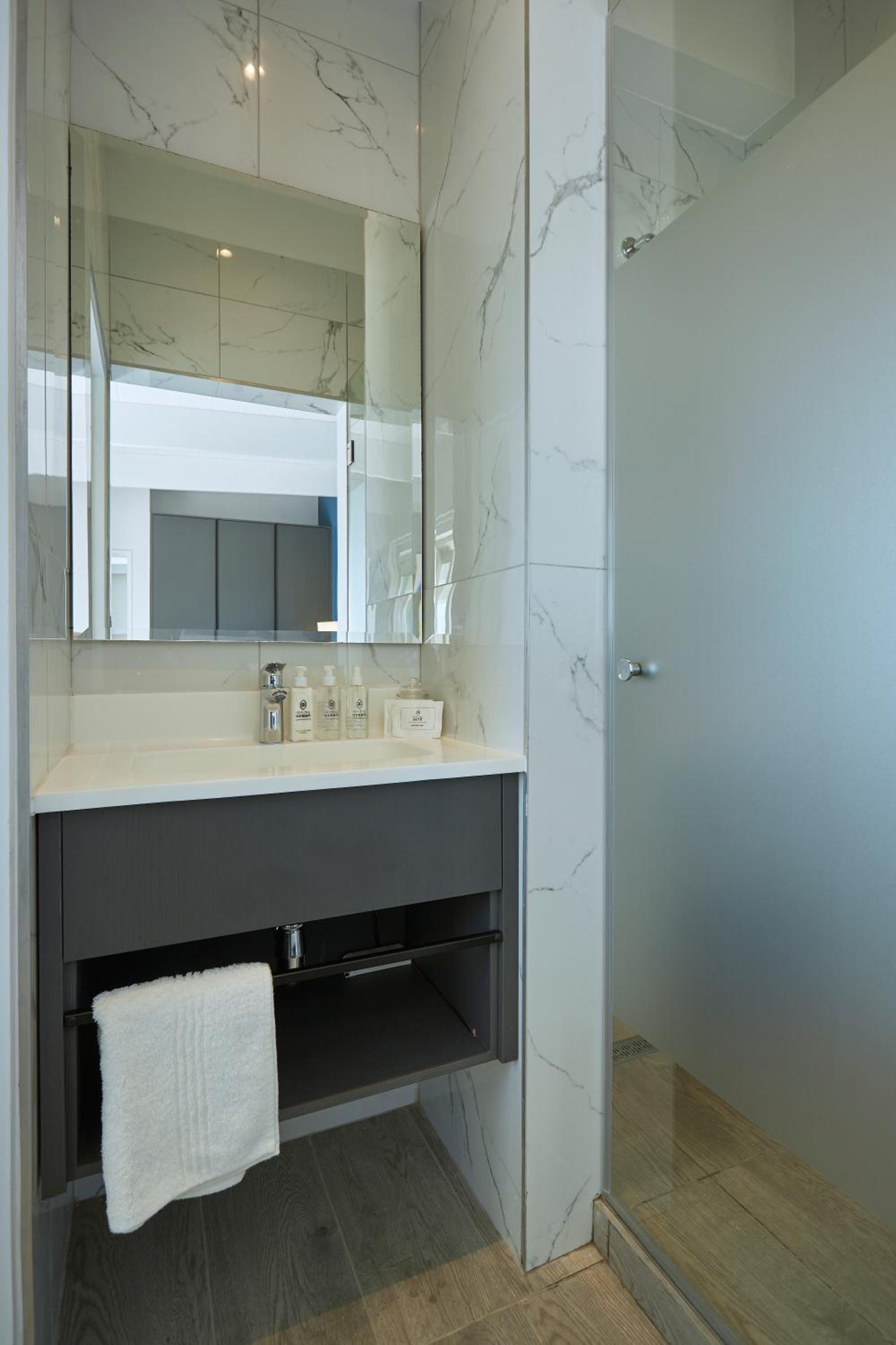 One-Bedroom Suite - Photo 3