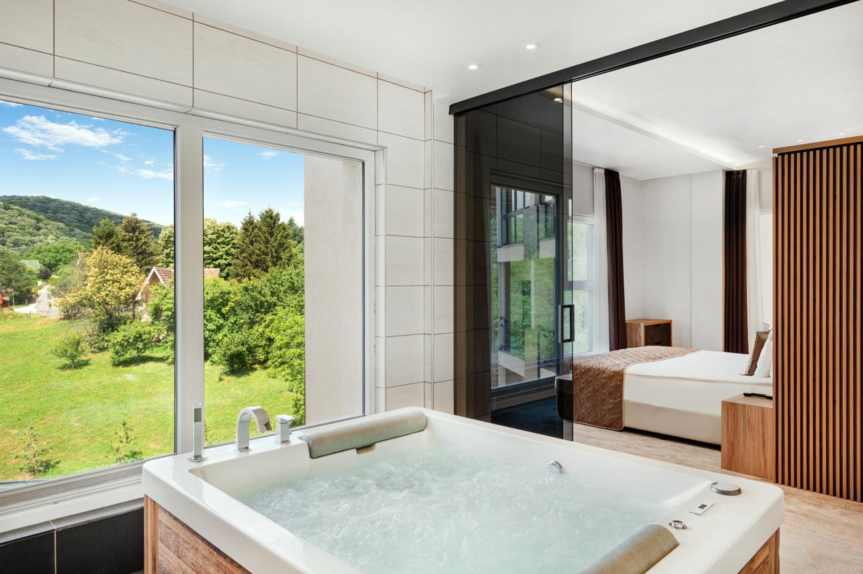Executive Suite with One King Size Bed and Balcony - Photo 1