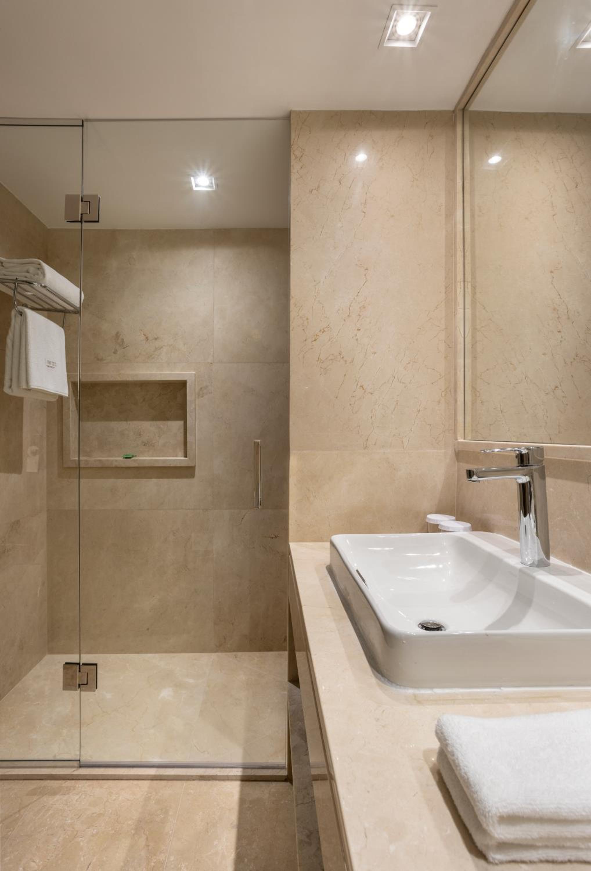 Executive Double Room with Balcony - Photo 4