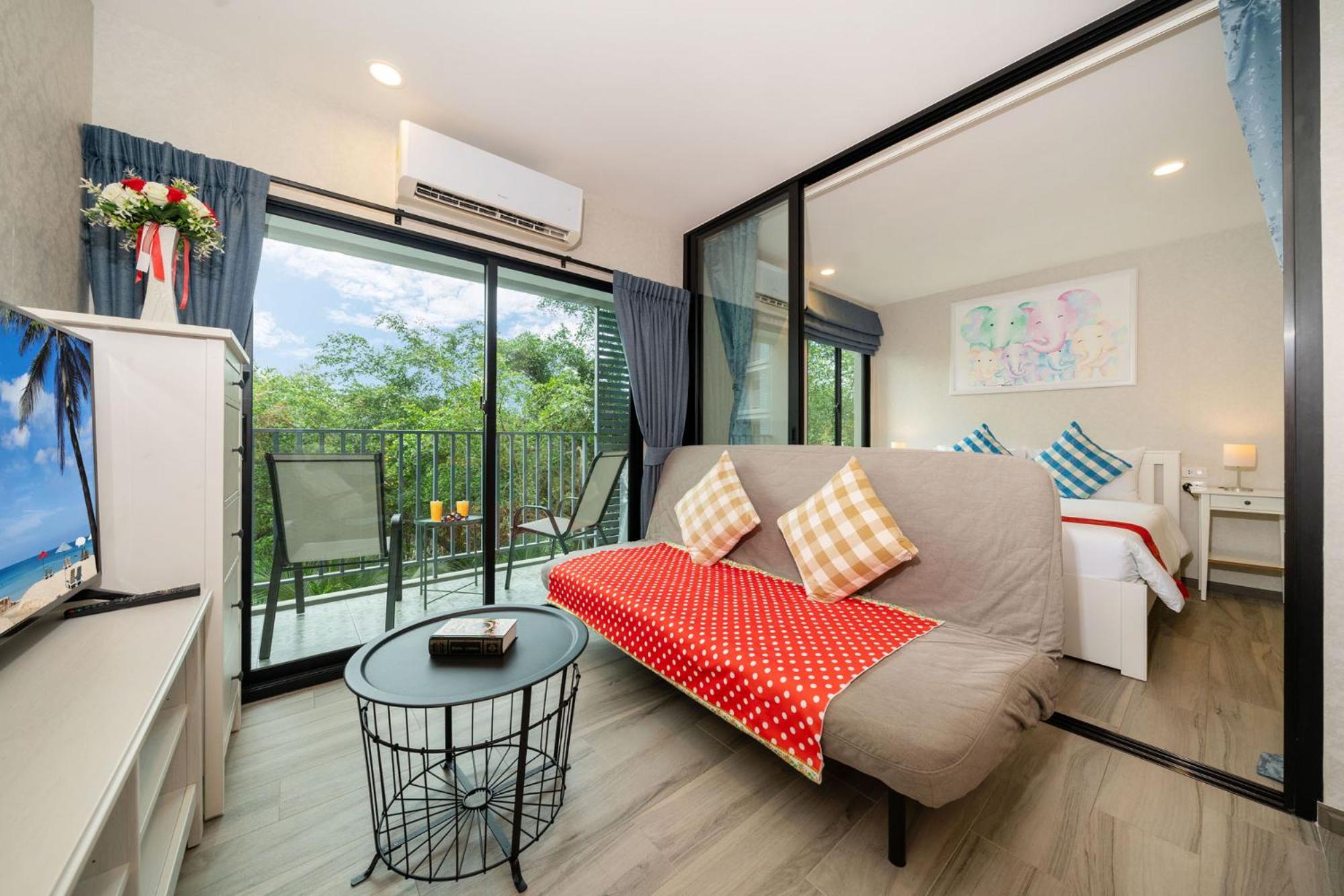 Apartment with Pool View