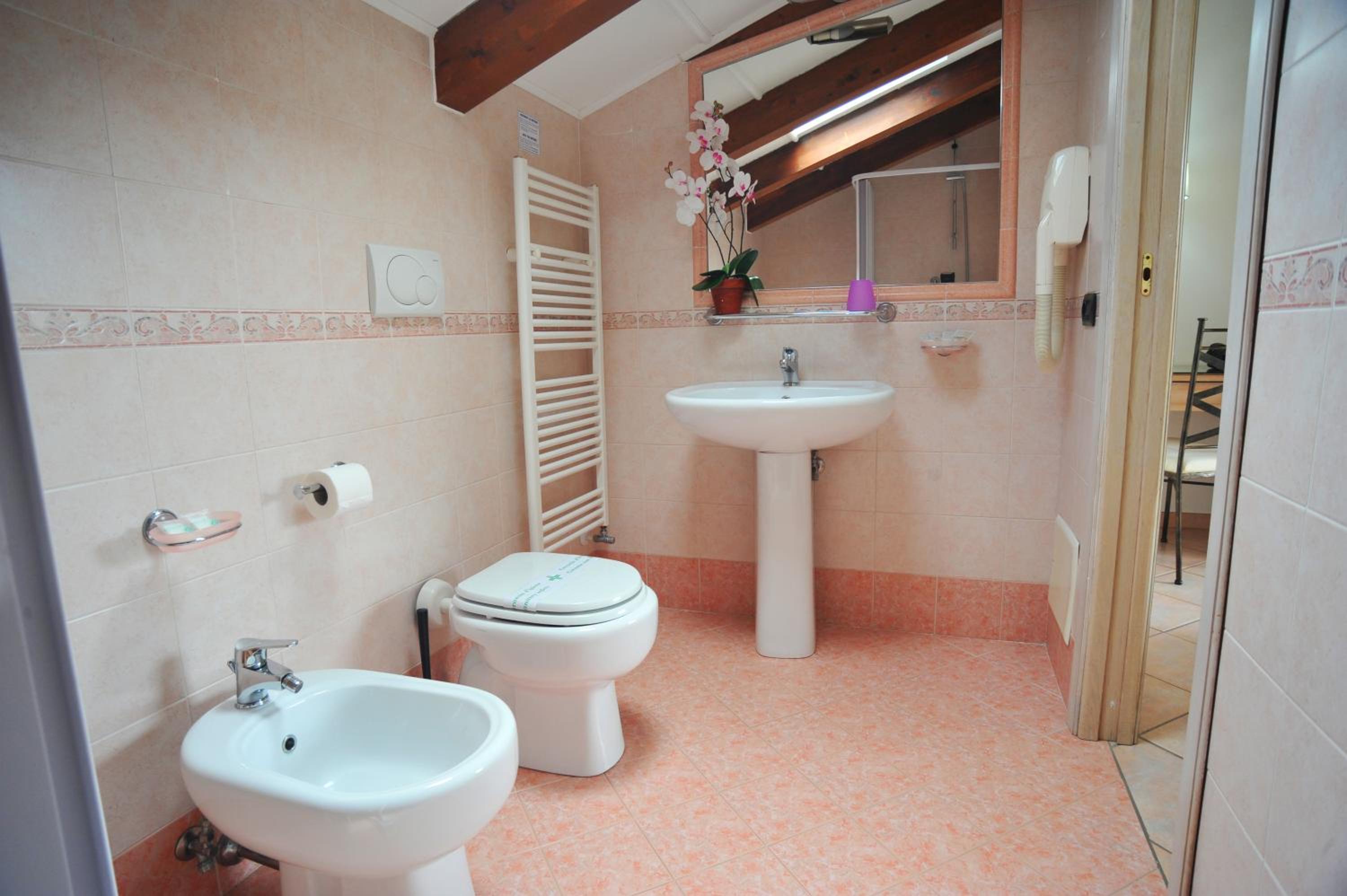 Double or Twin Room - Photo 8