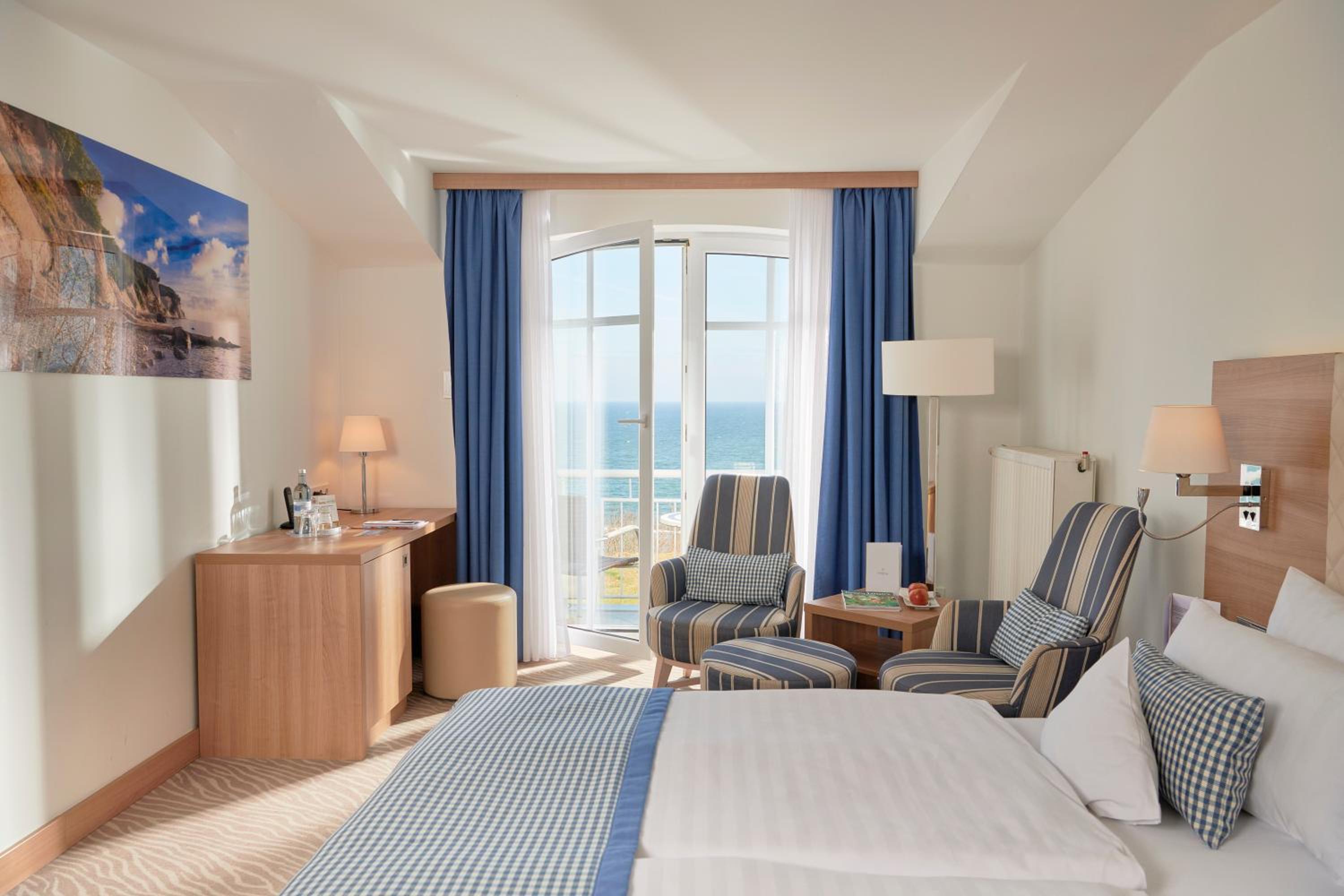 Double Room with Balcony and Direct View of the Sea thumbnail 6