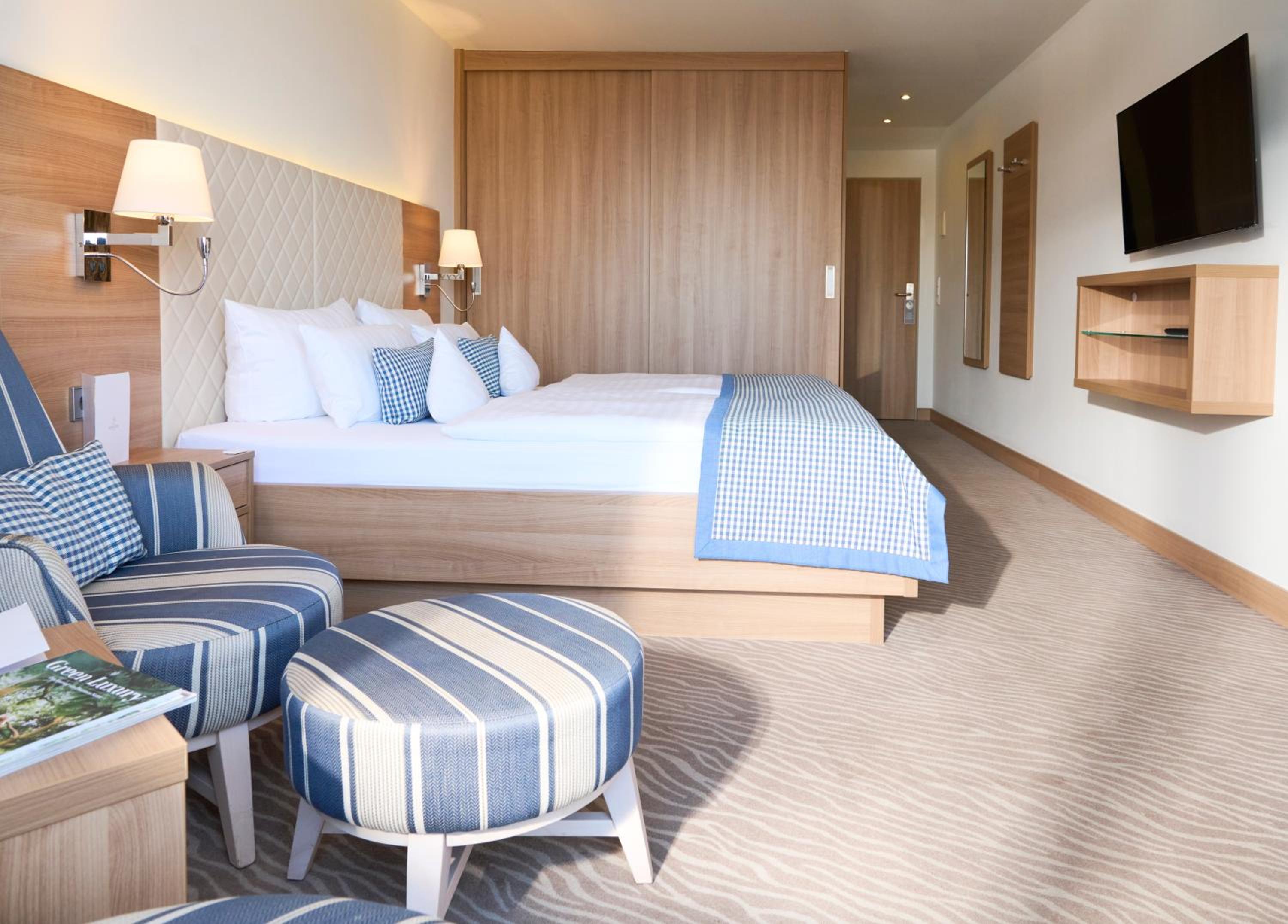 Double Room with Balcony and Direct View of the Sea thumbnail 5