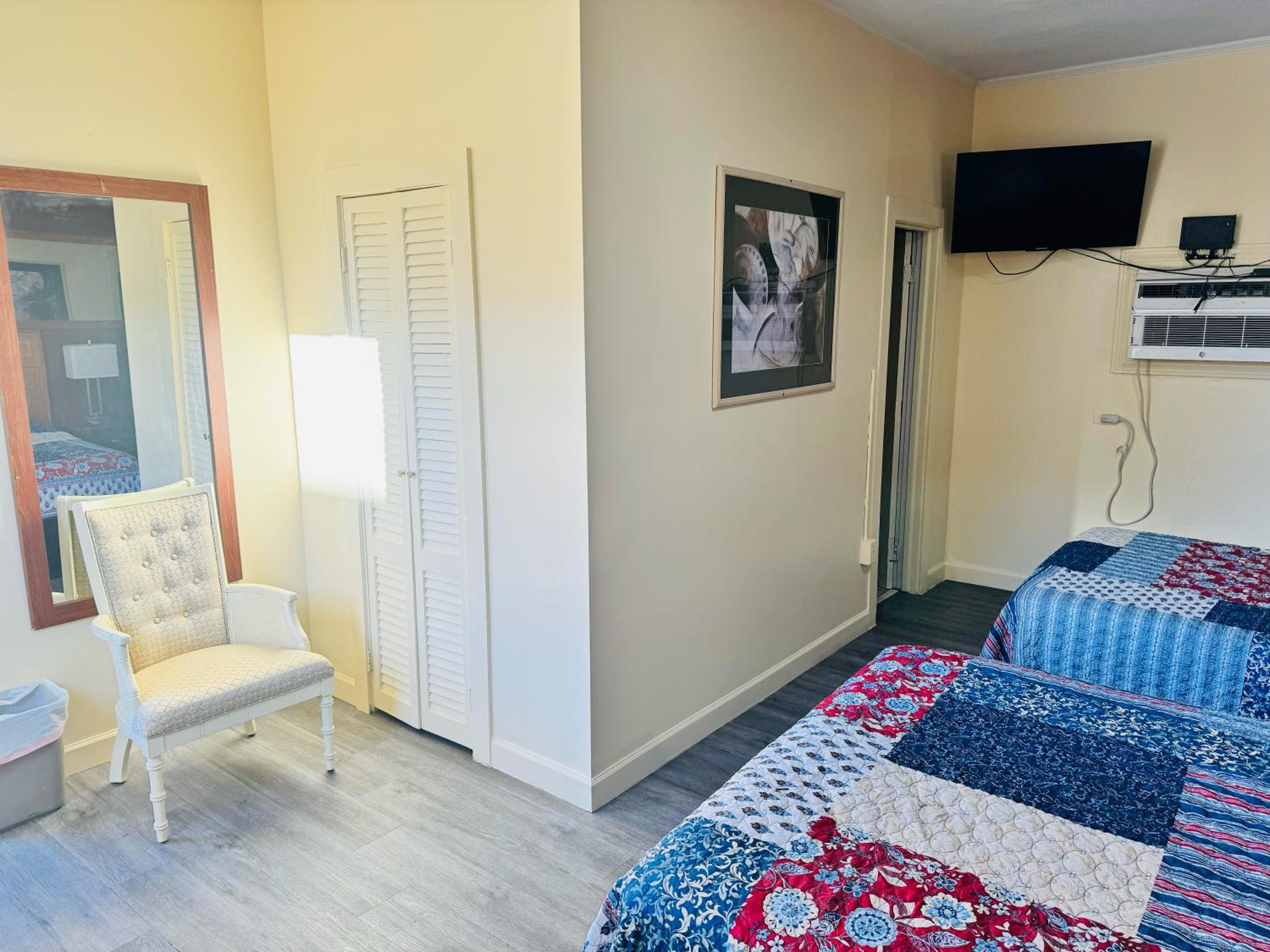 Double Or Twin Room With Shared Bathroom photo 2