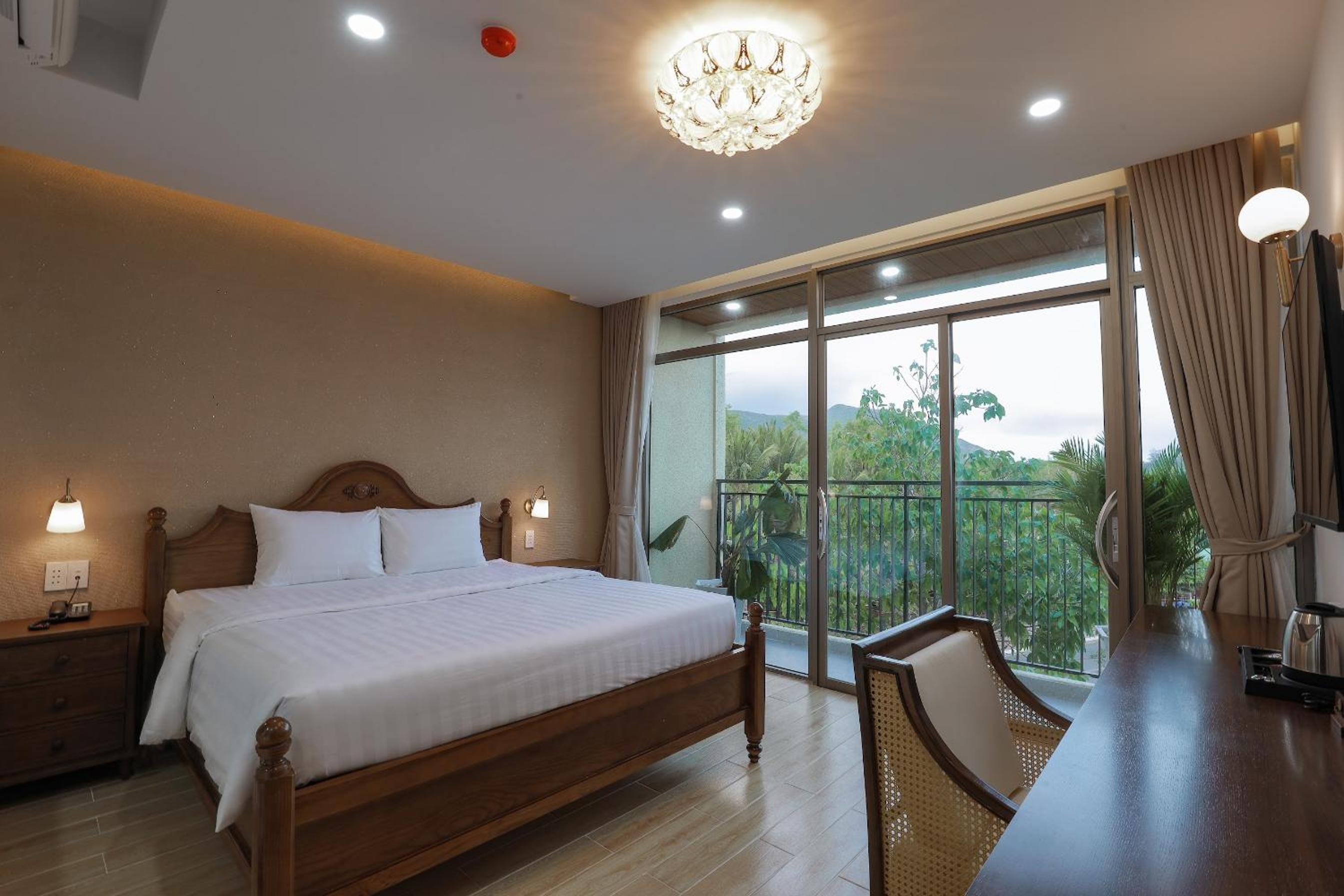 Deluxe Double Room with Balcony - Photo 1