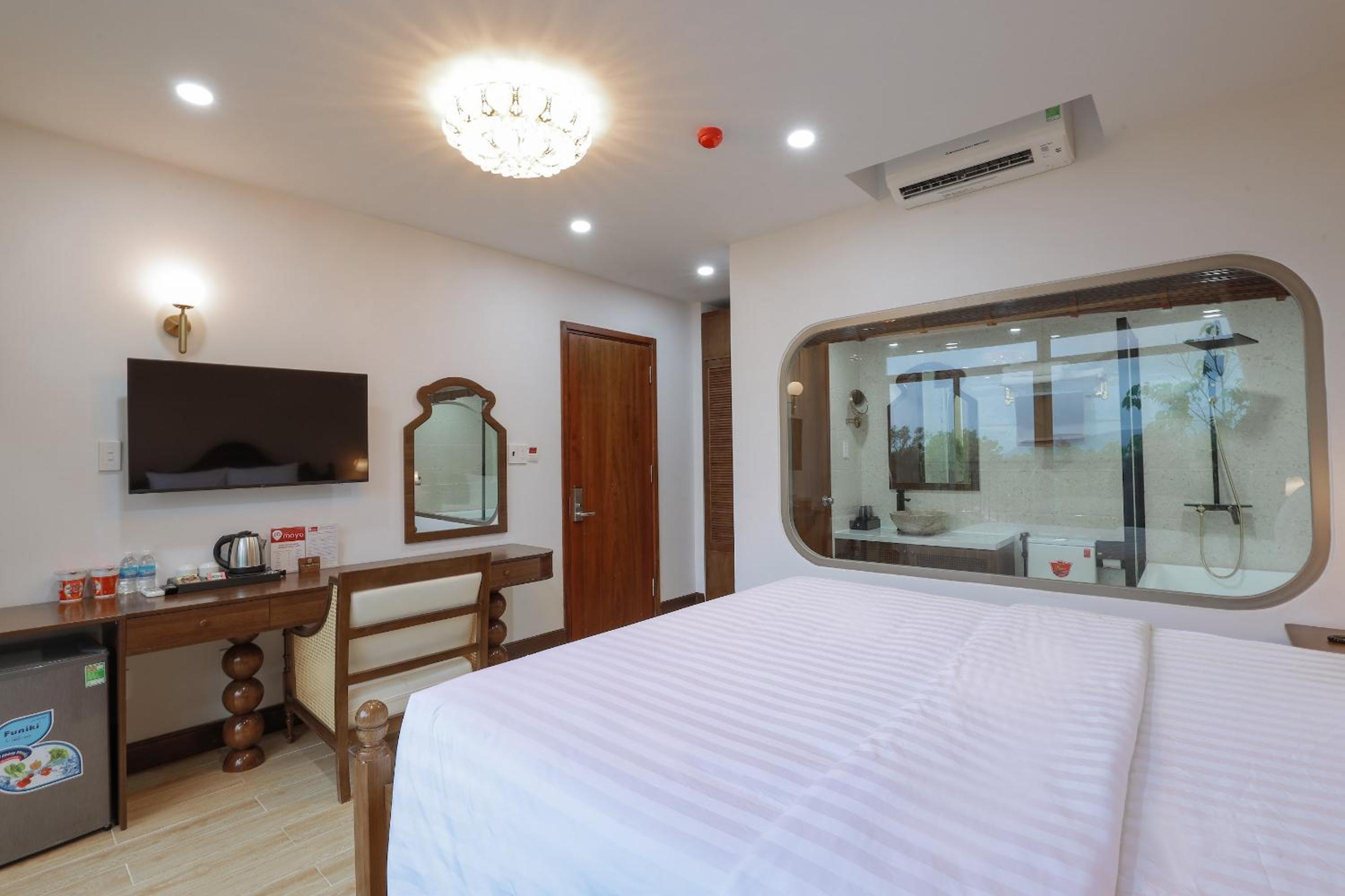 Deluxe Double Room with Balcony - Photo 5
