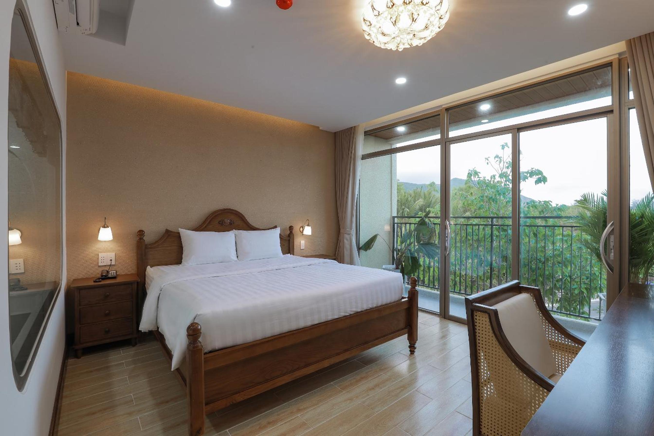 Deluxe Double Room with Balcony - Photo 3