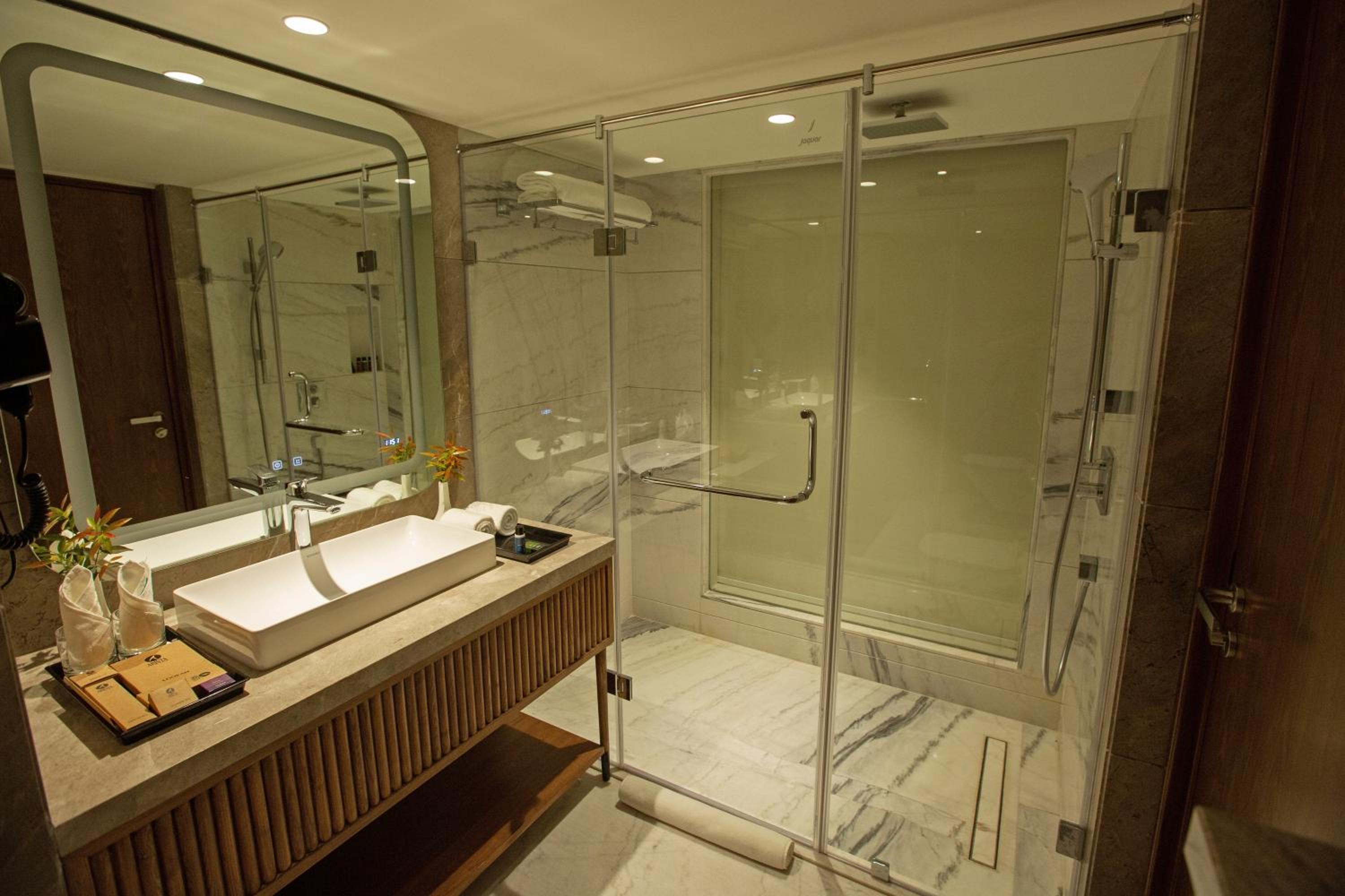 Executive Suite - Photo 2
