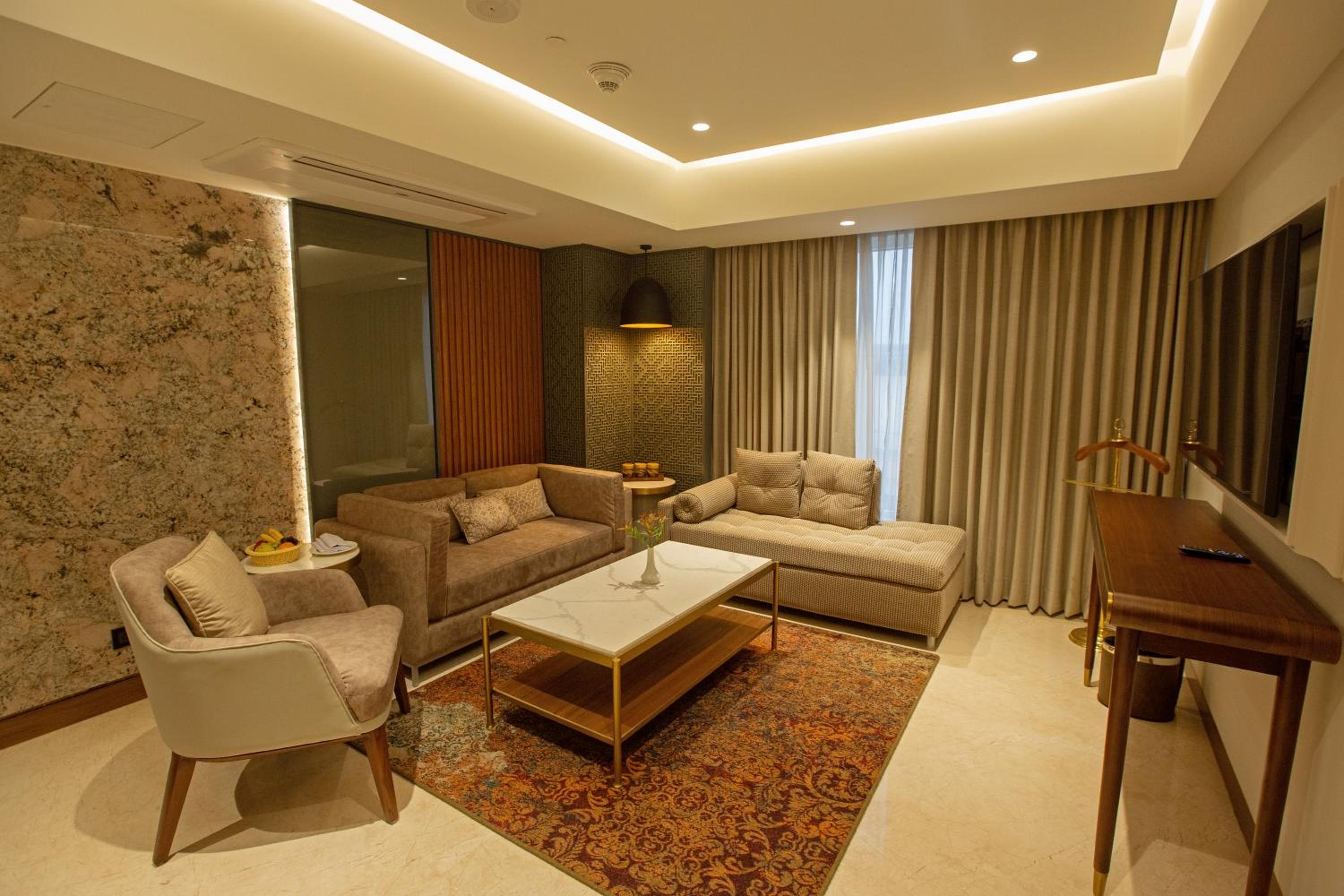Executive Suite - Photo 4