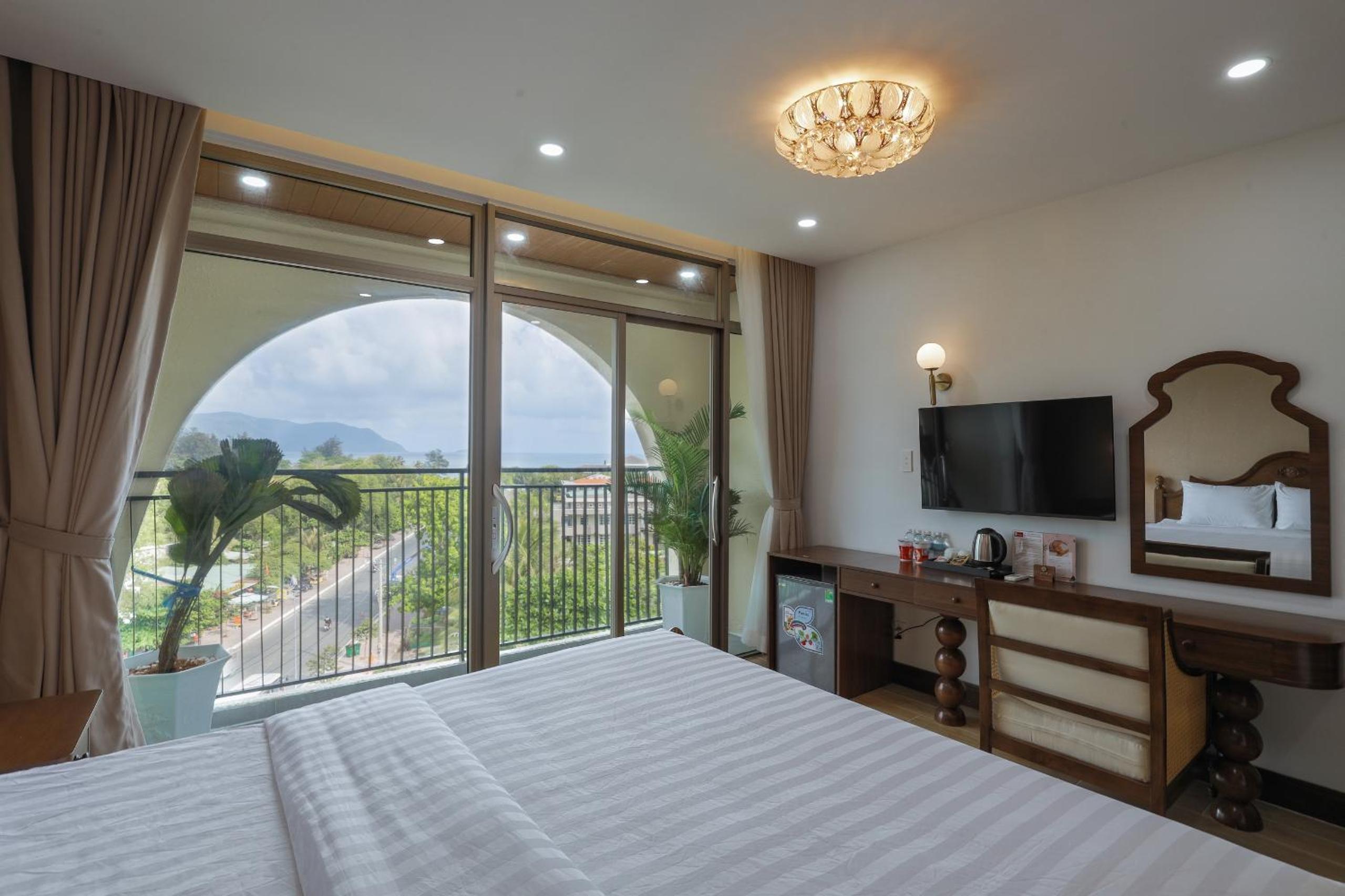 Deluxe Double Room with Balcony and Sea View - Photo 1