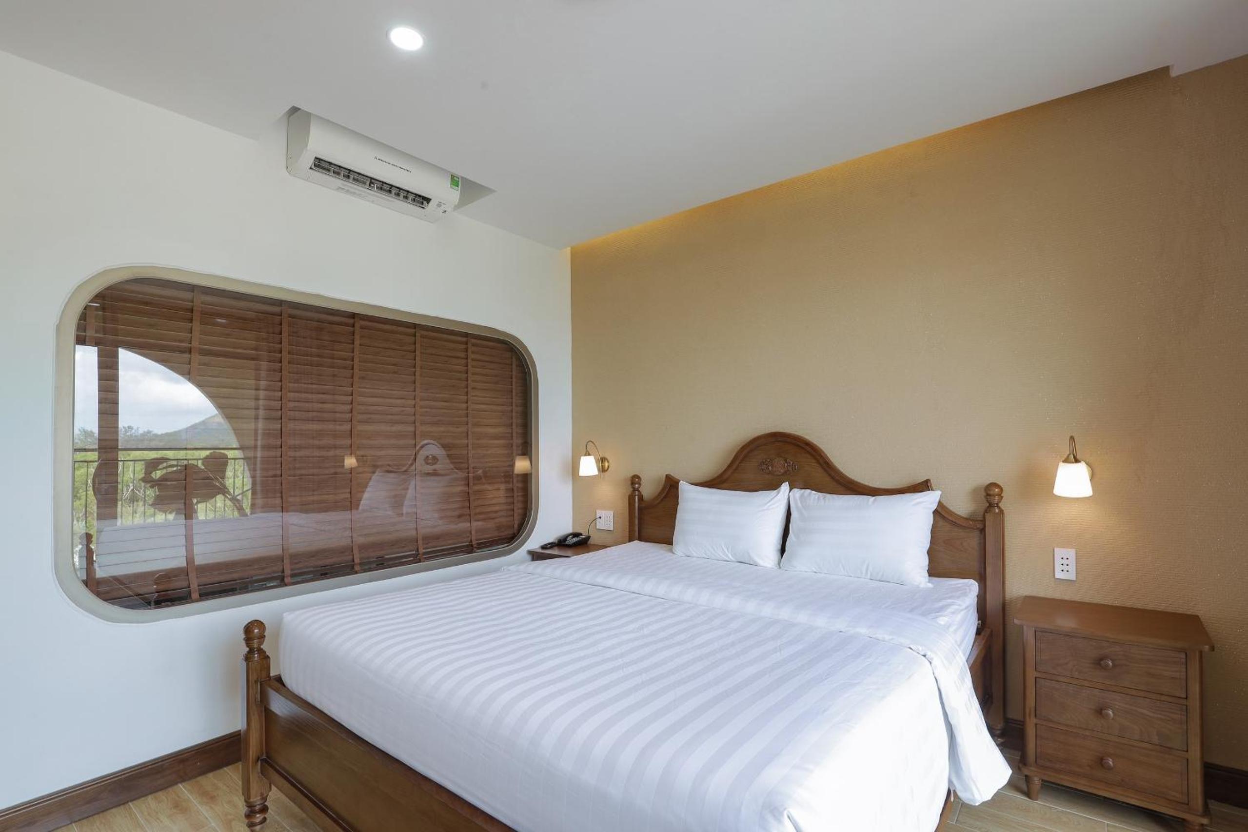 Deluxe Double Room with Balcony and Sea View - Photo 4