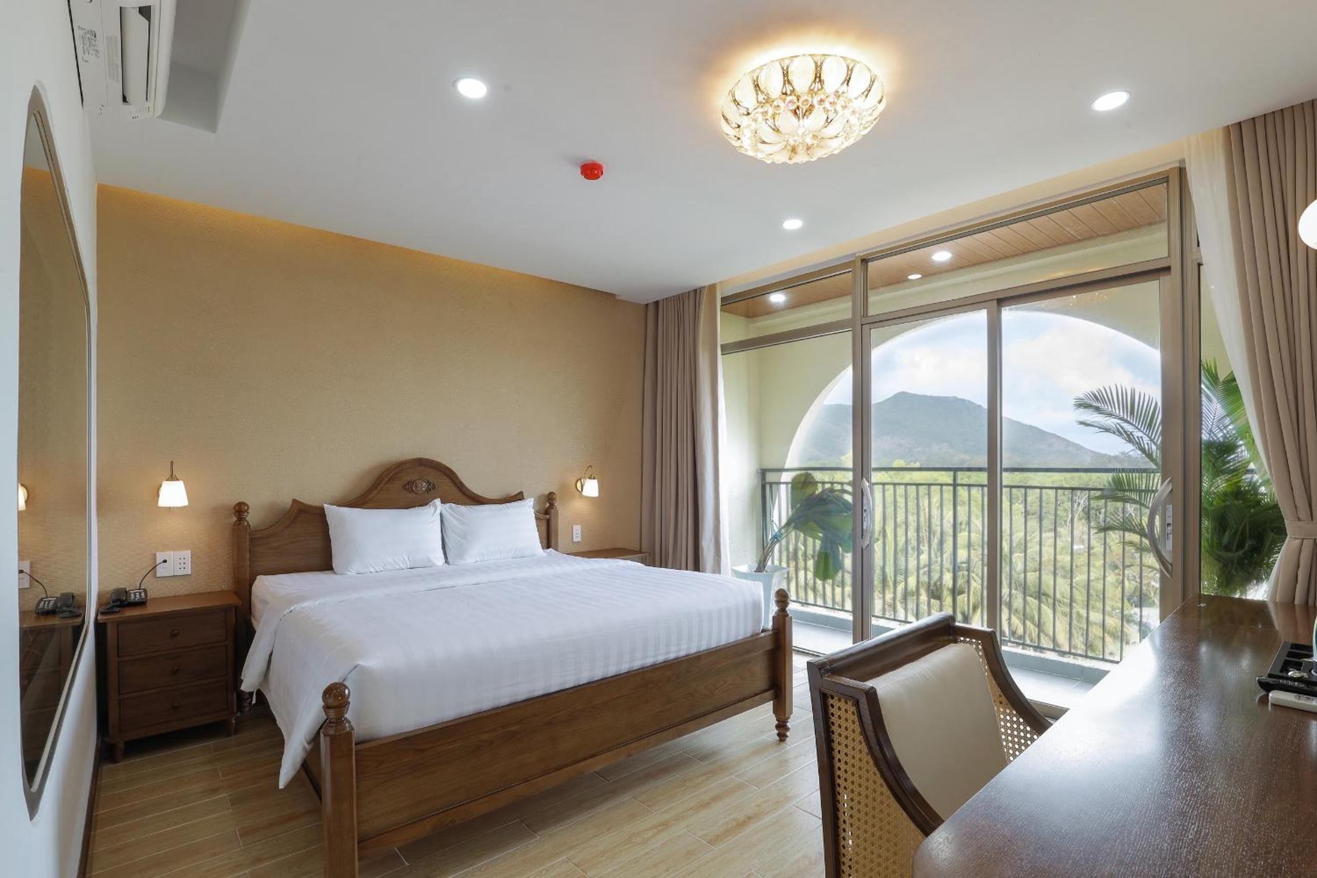 Deluxe Double Room with Balcony and Sea View - Photo 5