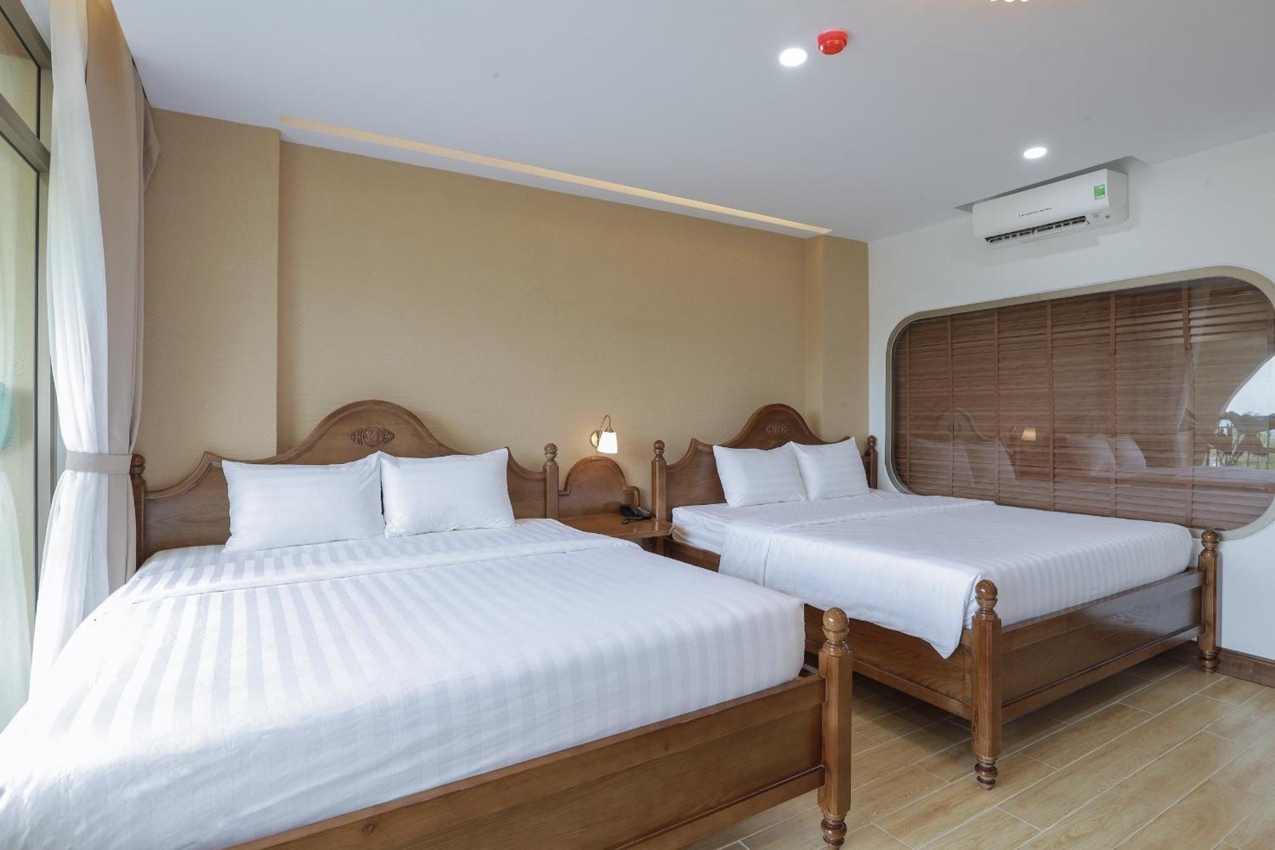 Quadruple Room with Balcony - Photo 5