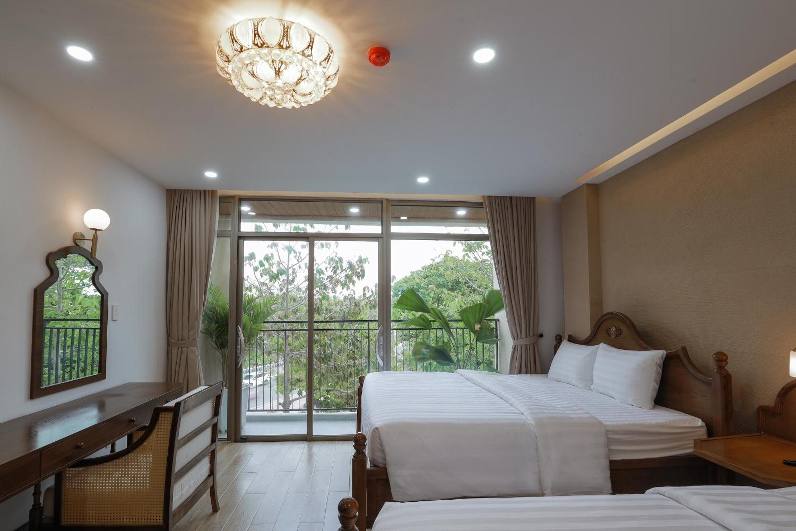 Quadruple Room with Balcony - Photo 1