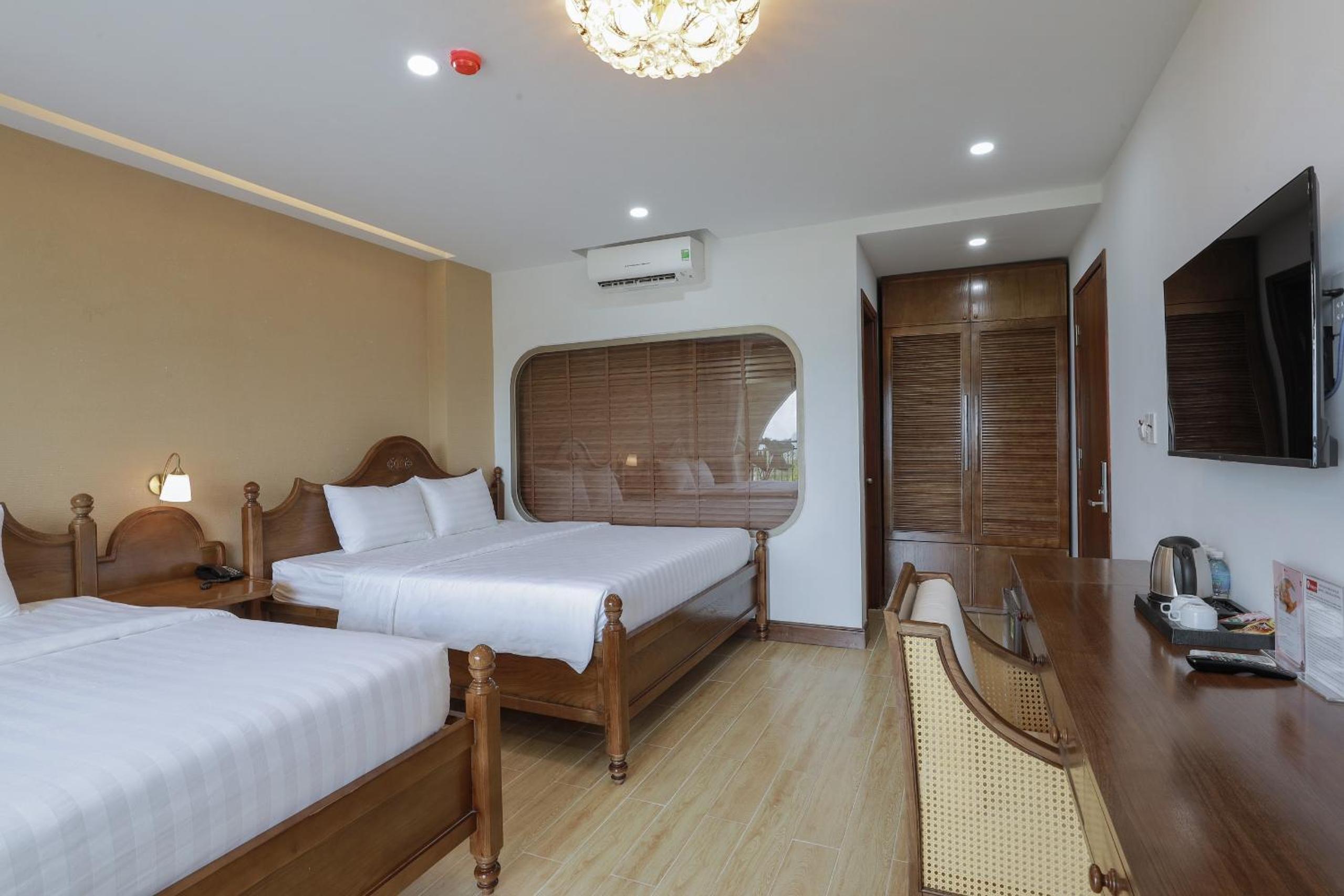 Quadruple Room with Balcony - Photo 2