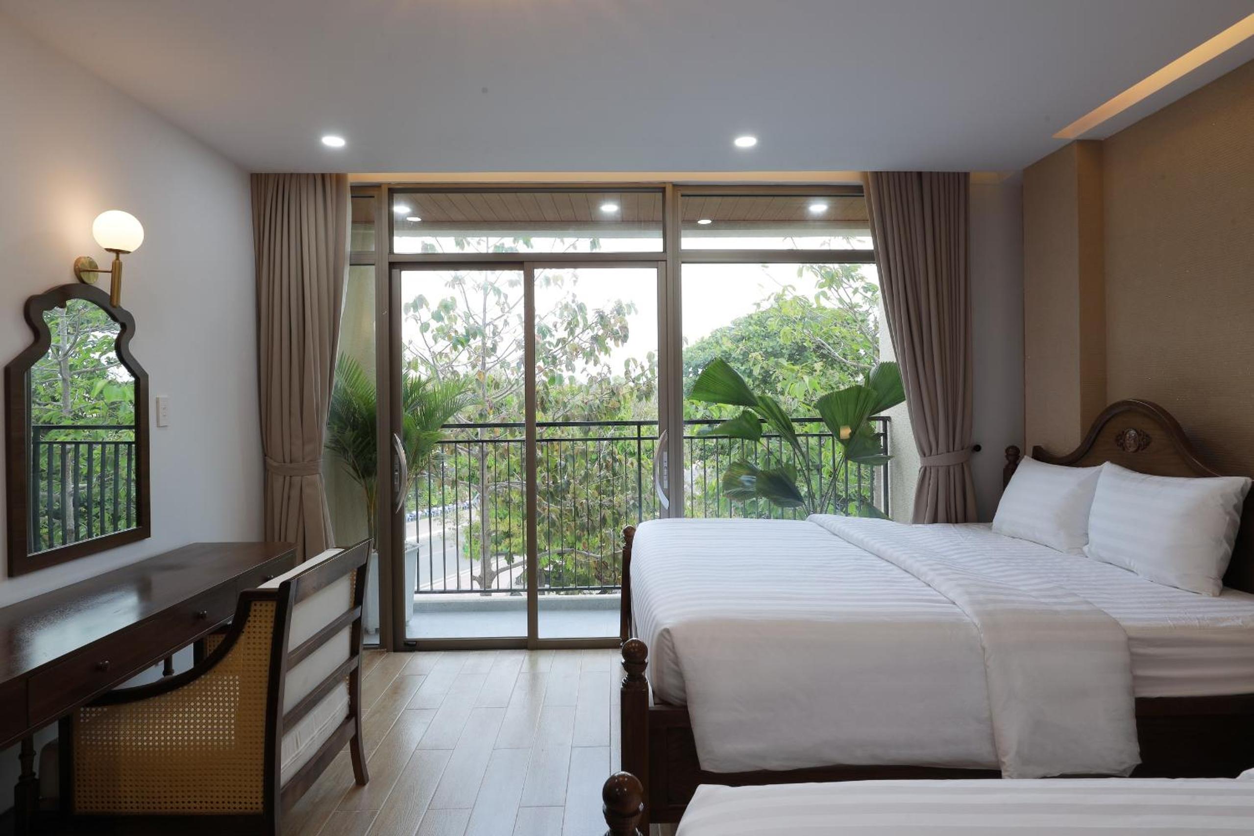 Quadruple Room with Balcony - Photo 6