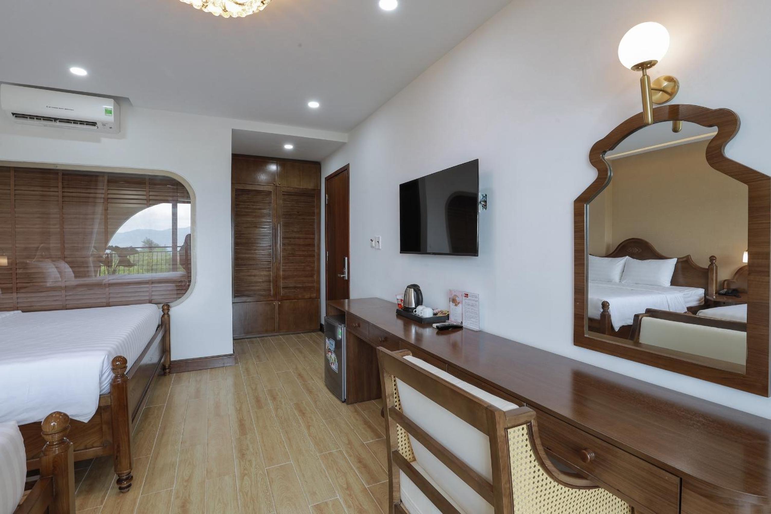 Quadruple Room with Balcony - Photo 7