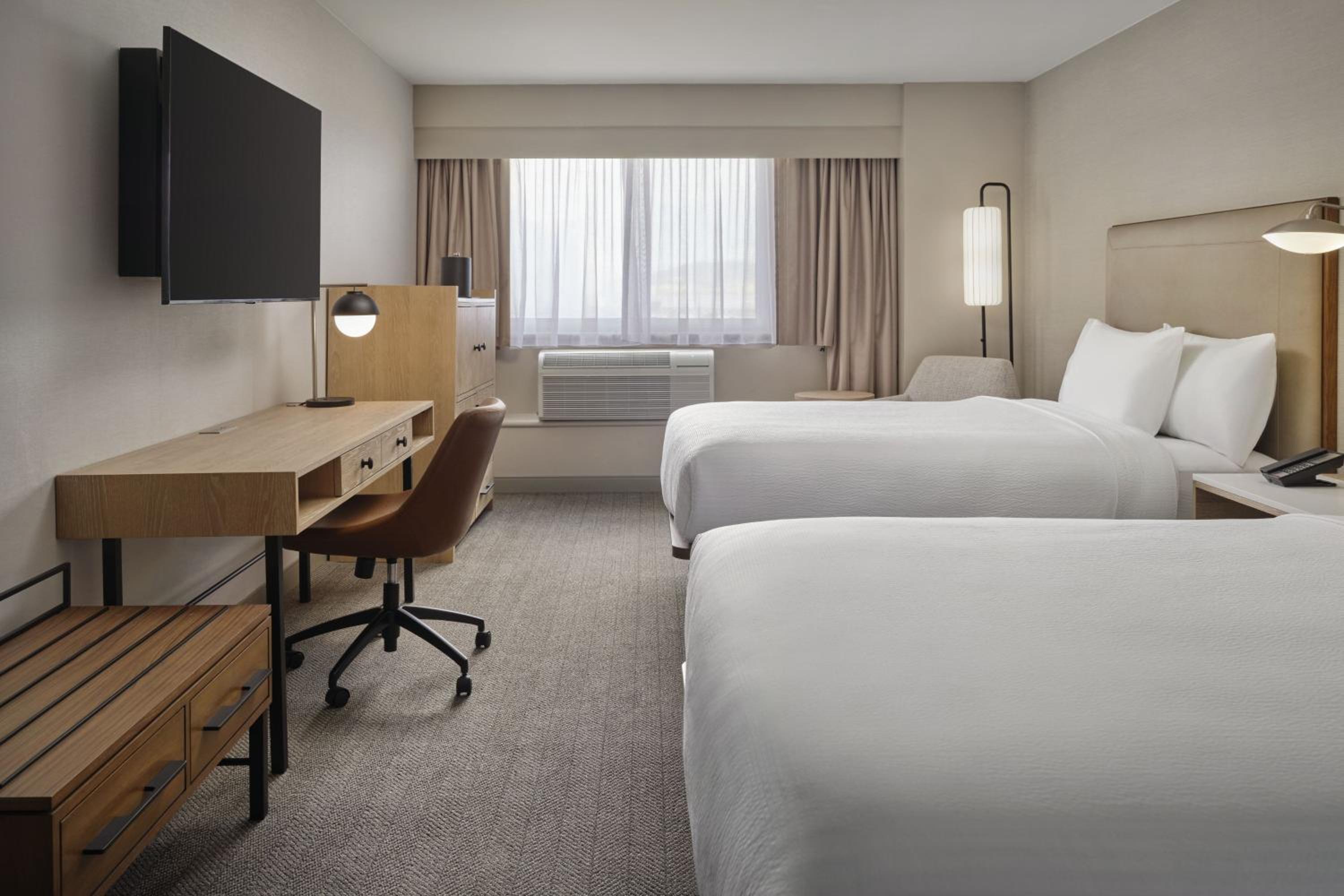 Standard Queen Room with Two Queen Beds - Photo 8