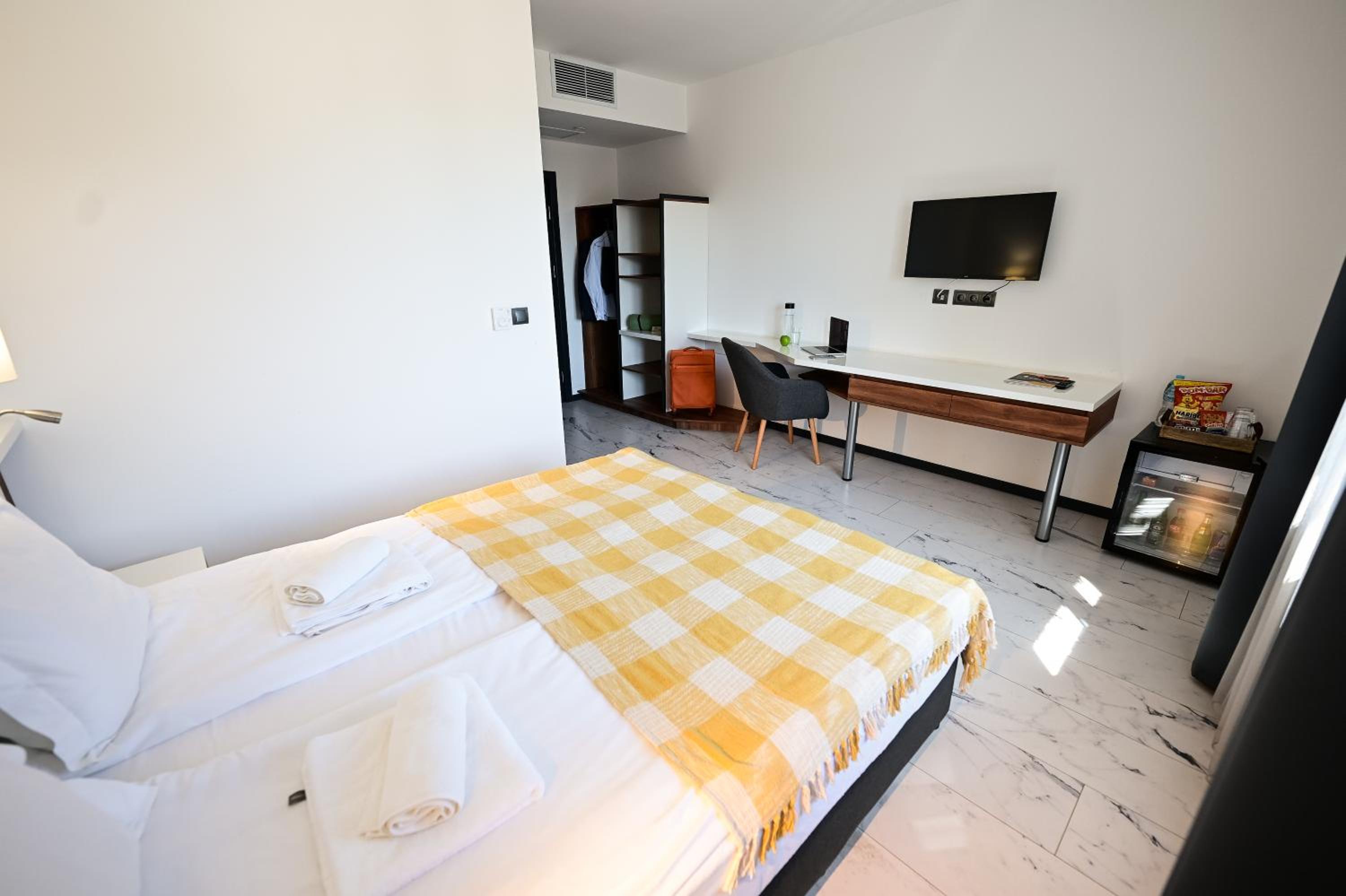 Standard Queen Room - Photo 11