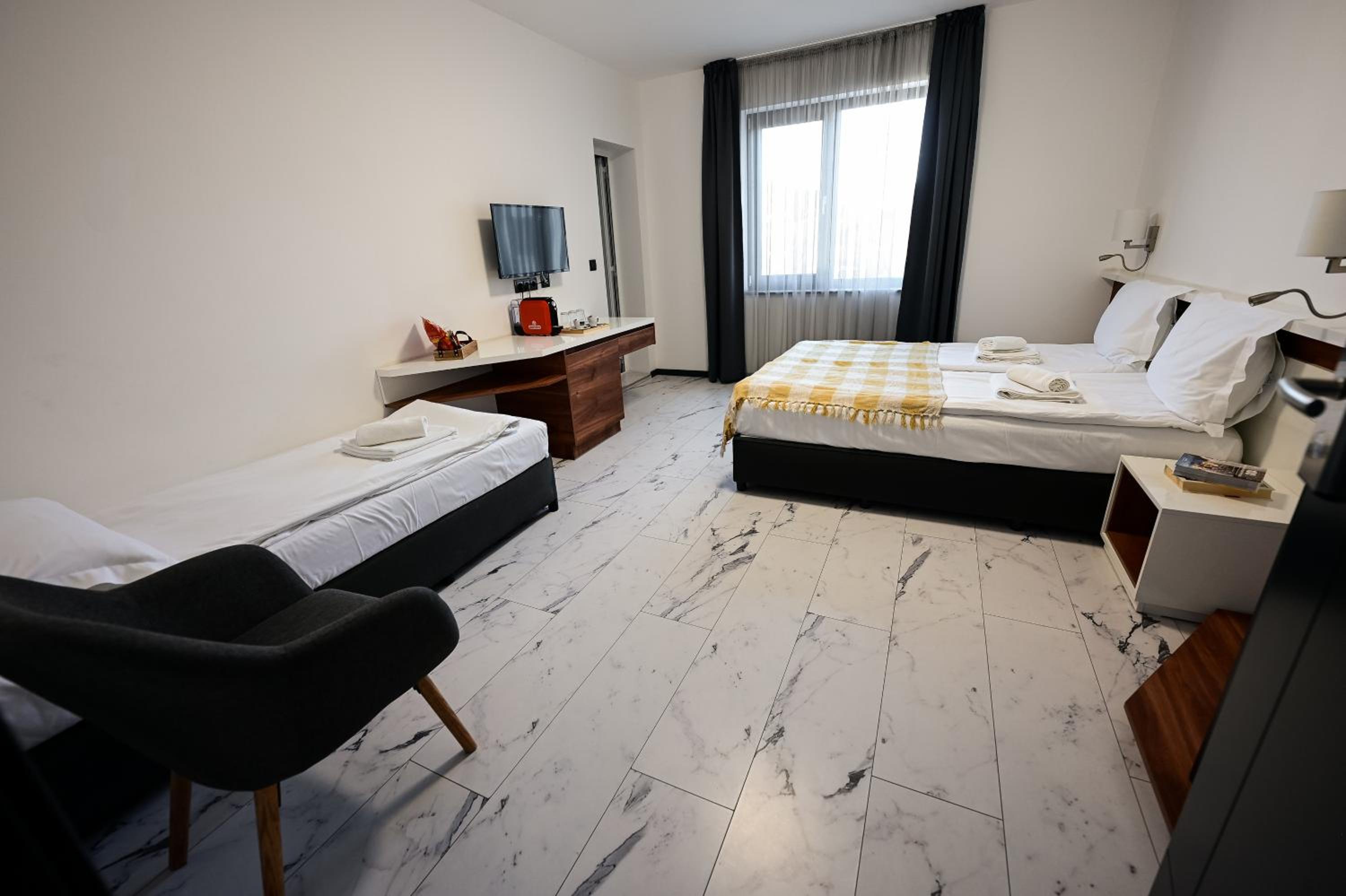 Deluxe Double Room - Photo 9