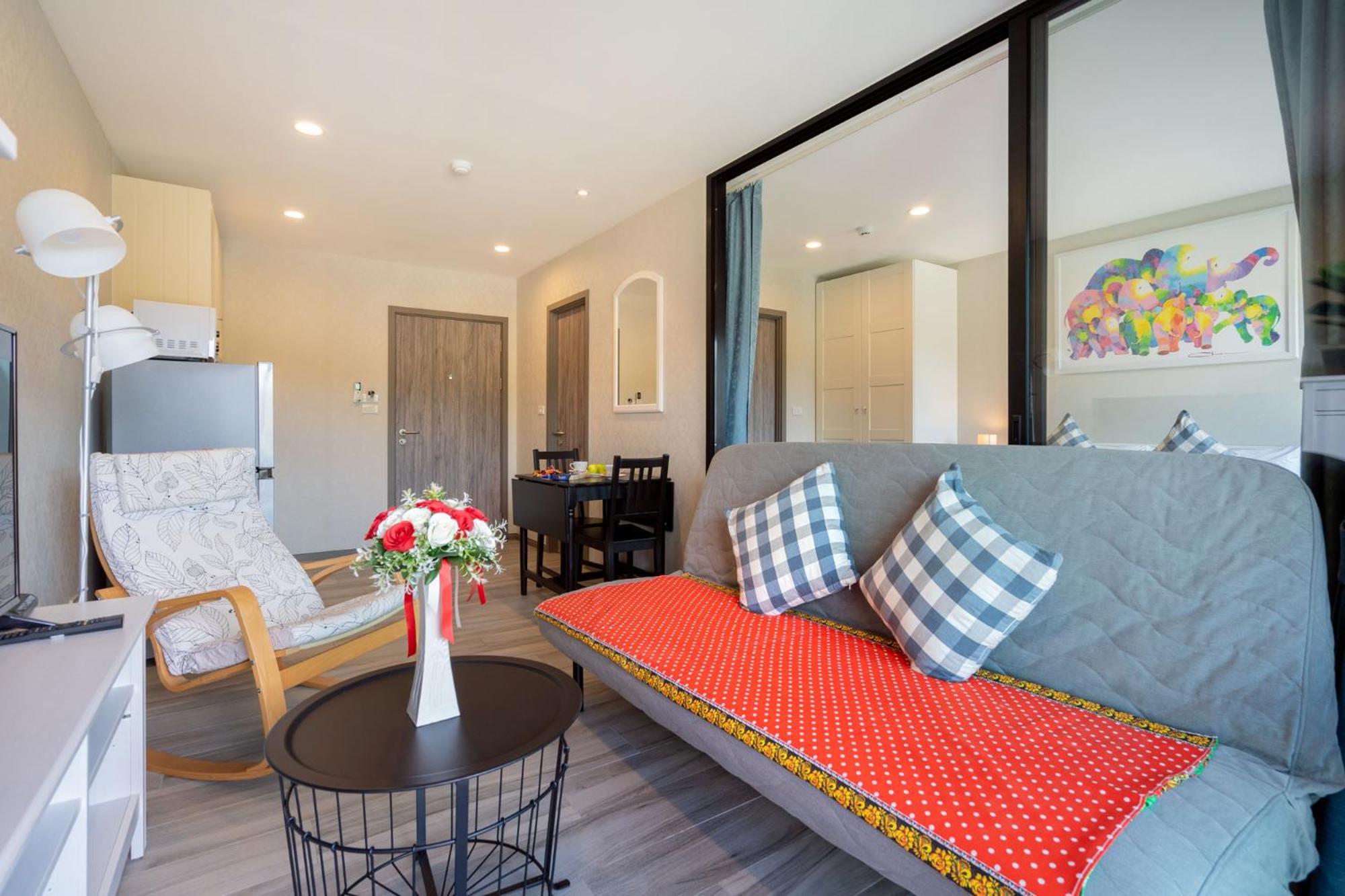 One-Bedroom Apartment with Pool View