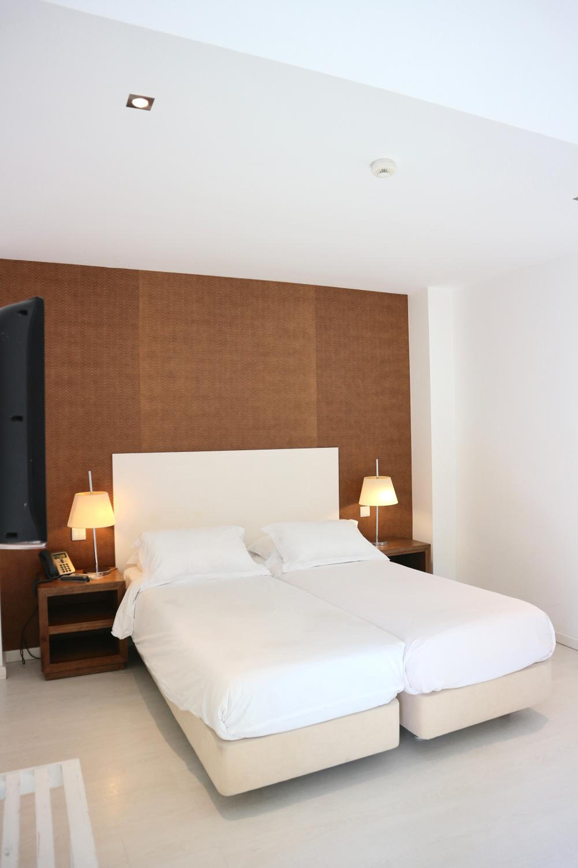 Standard Twin Room - Photo 5