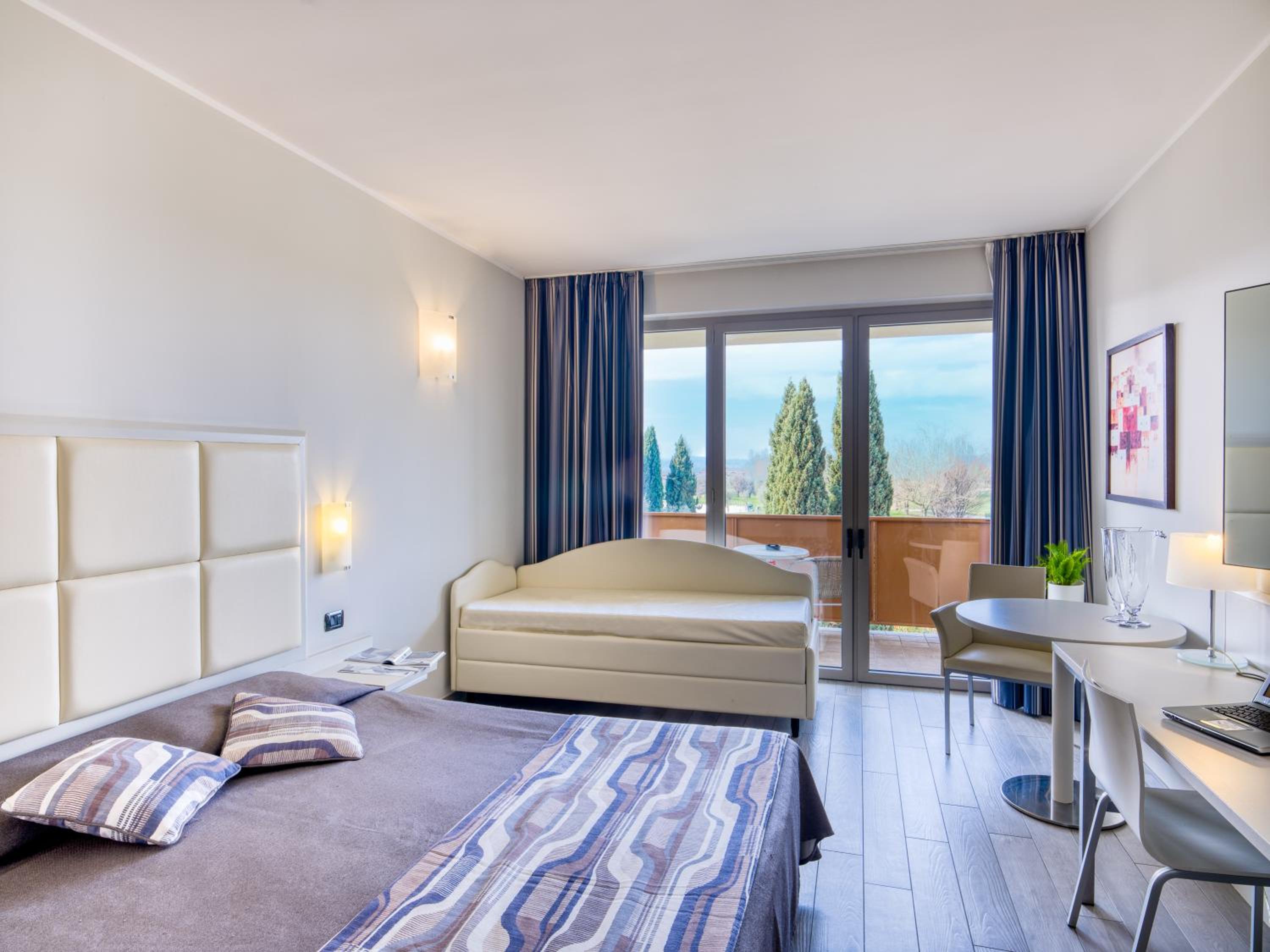 Double or Twin Room with Balcony - Photo 7
