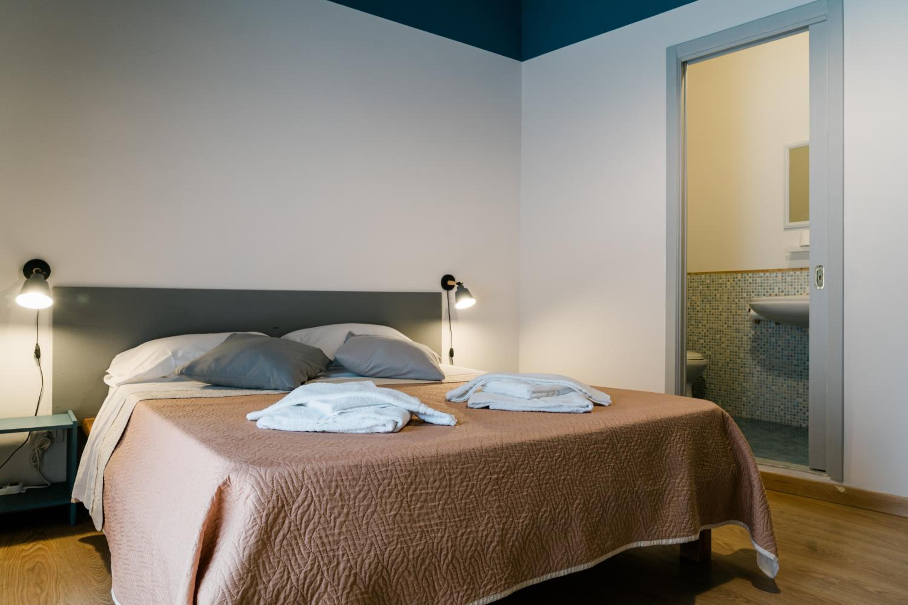 Deluxe Double Room with Balcony photo 2