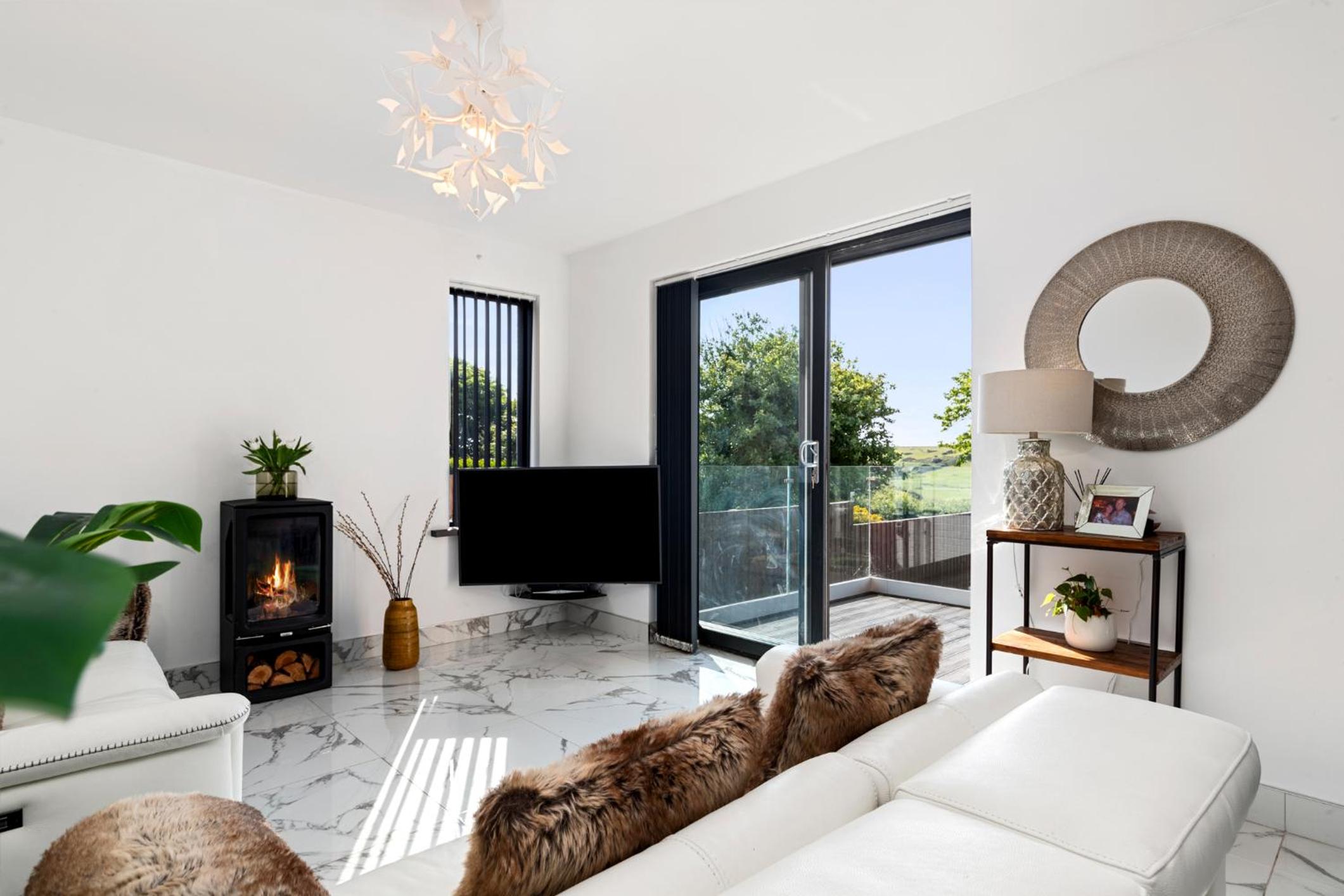 Five-Bedroom House photo 2
