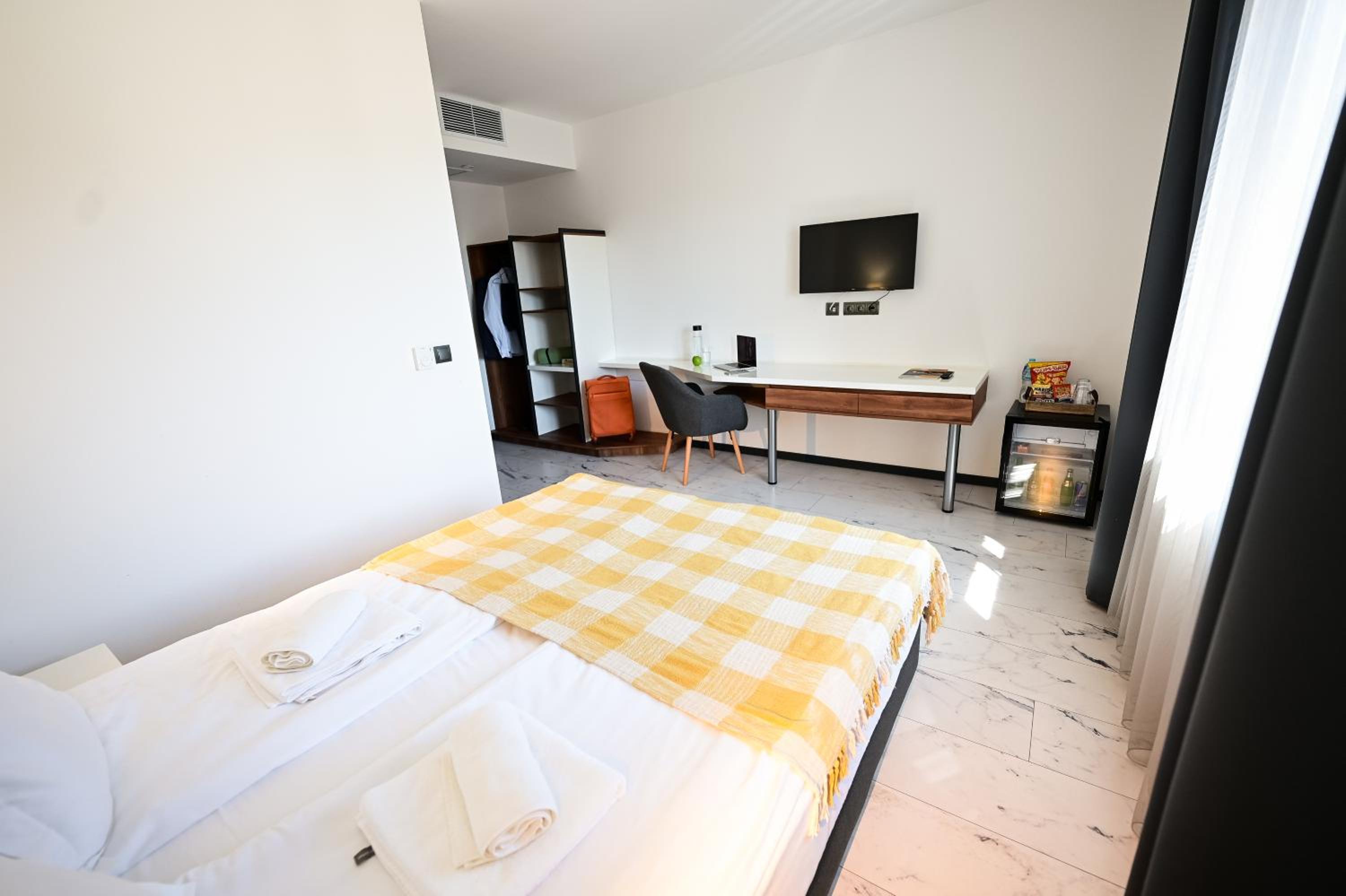 Standard Queen Room - Photo 8