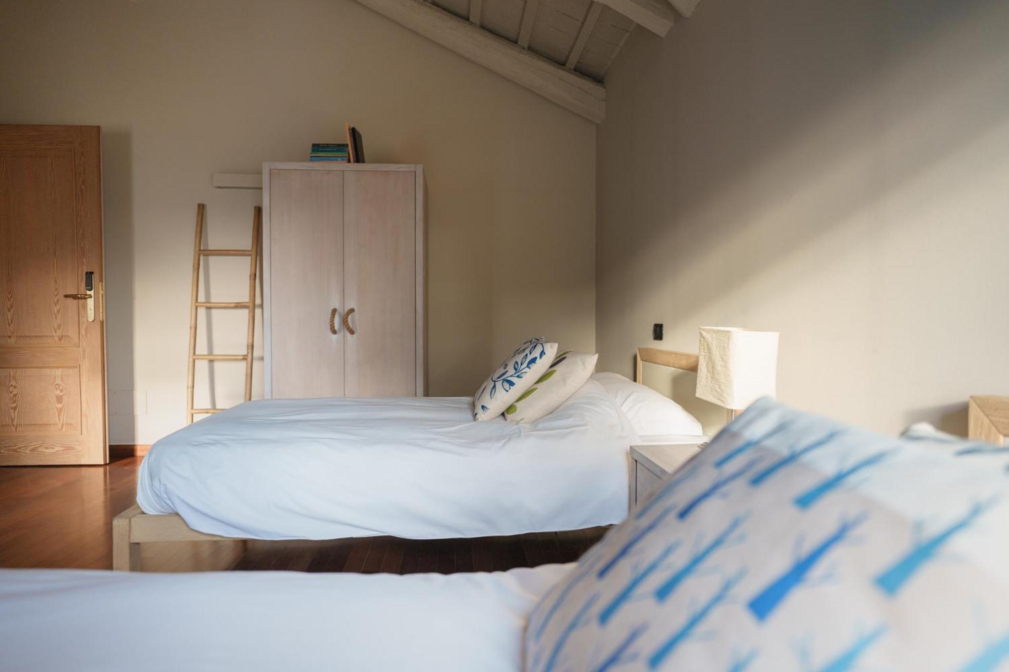 Double or Twin Room with Private Bathroom - Photo 6