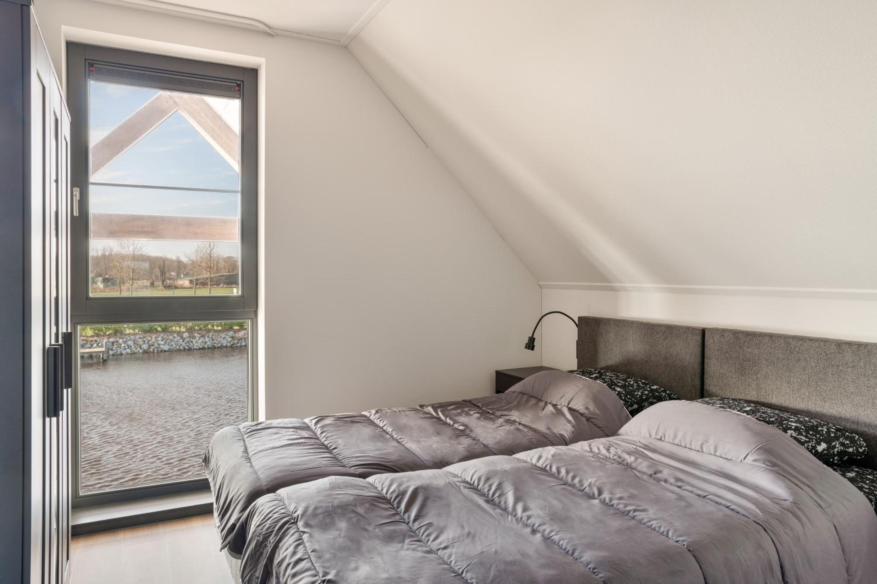 Five-Bedroom House photo 2