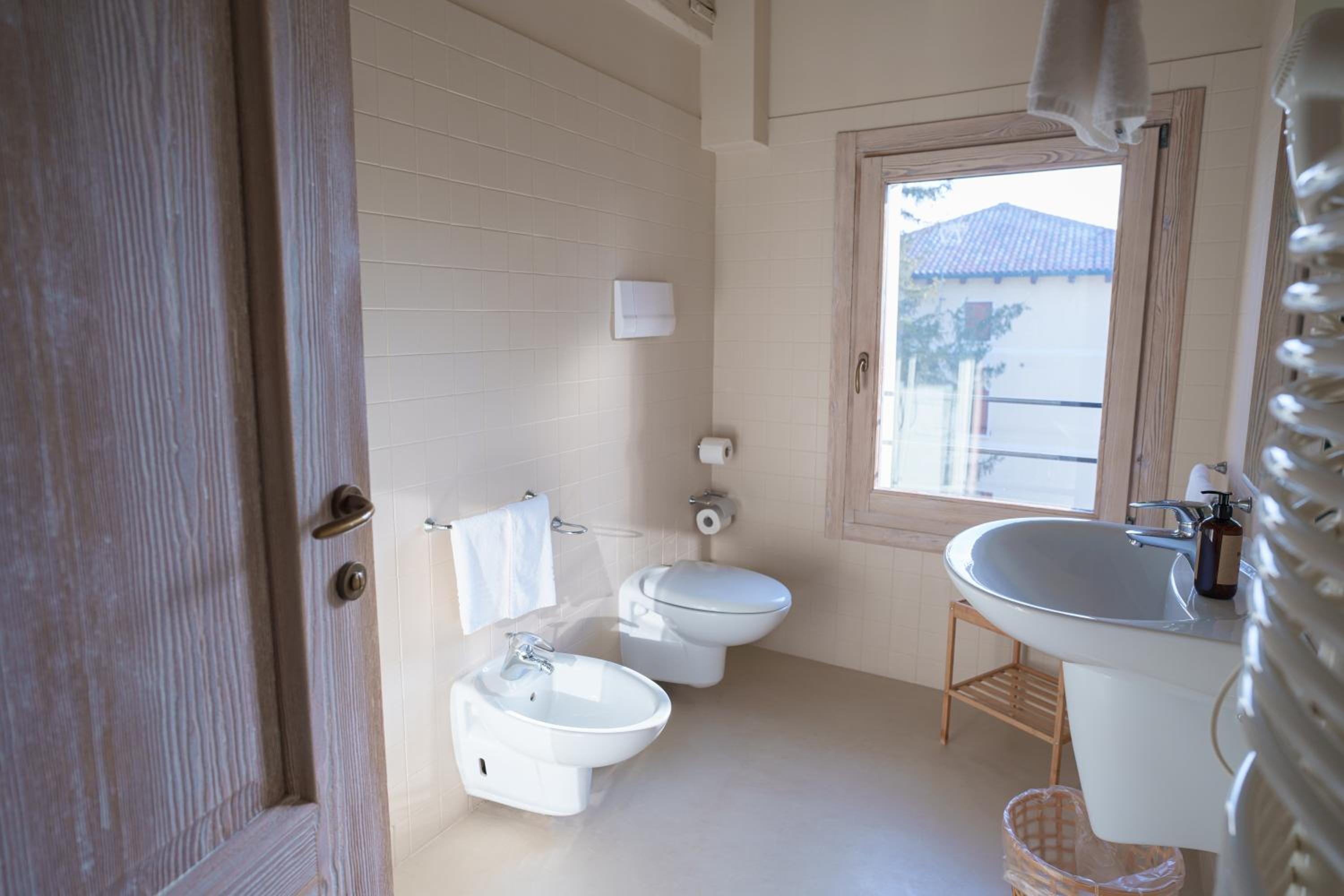 Double or Twin Room with Private Bathroom - Photo 2