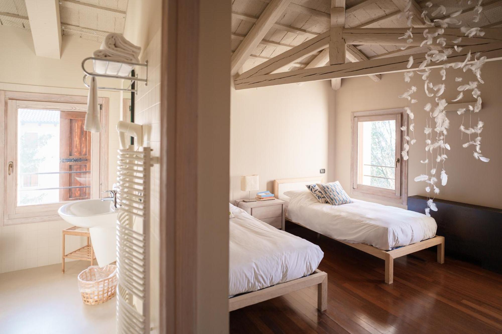 Double or Twin Room with Private Bathroom - Photo 5