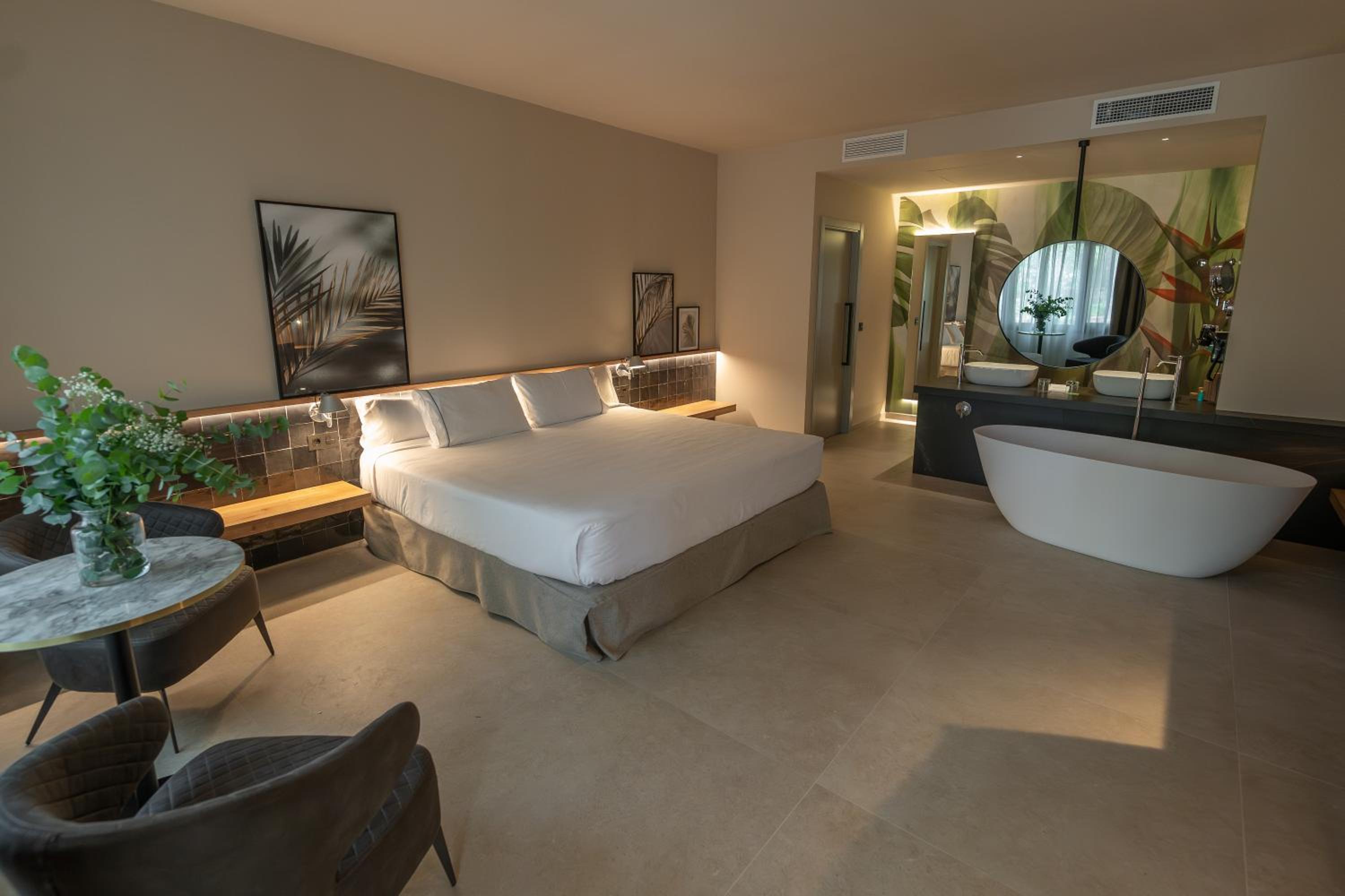 Junior Suite (2 Adults) - Photo 1