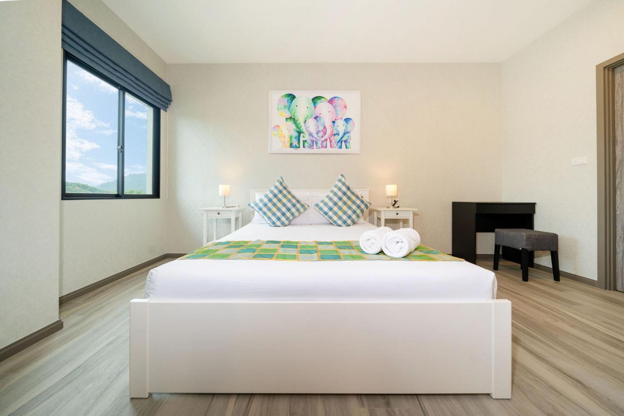 One-Bedroom Apartment with Balcony