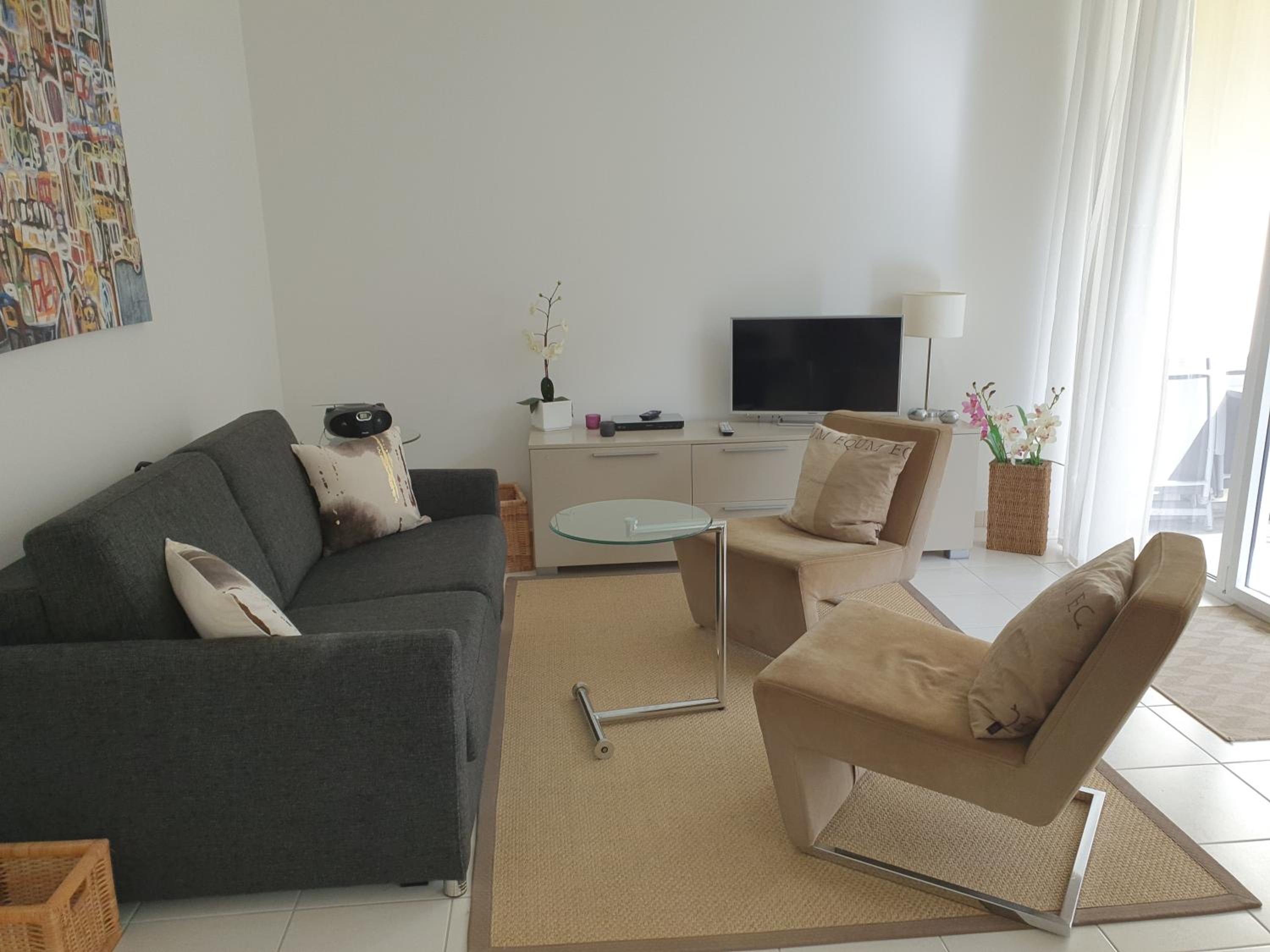 One-Bedroom Apartment photo 1