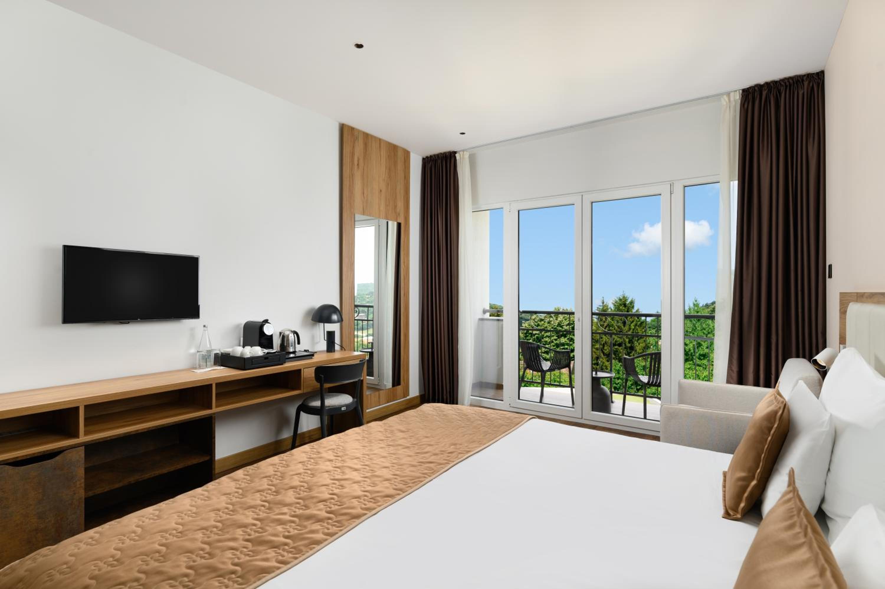 Superior Double Room with Balcony - Photo 3