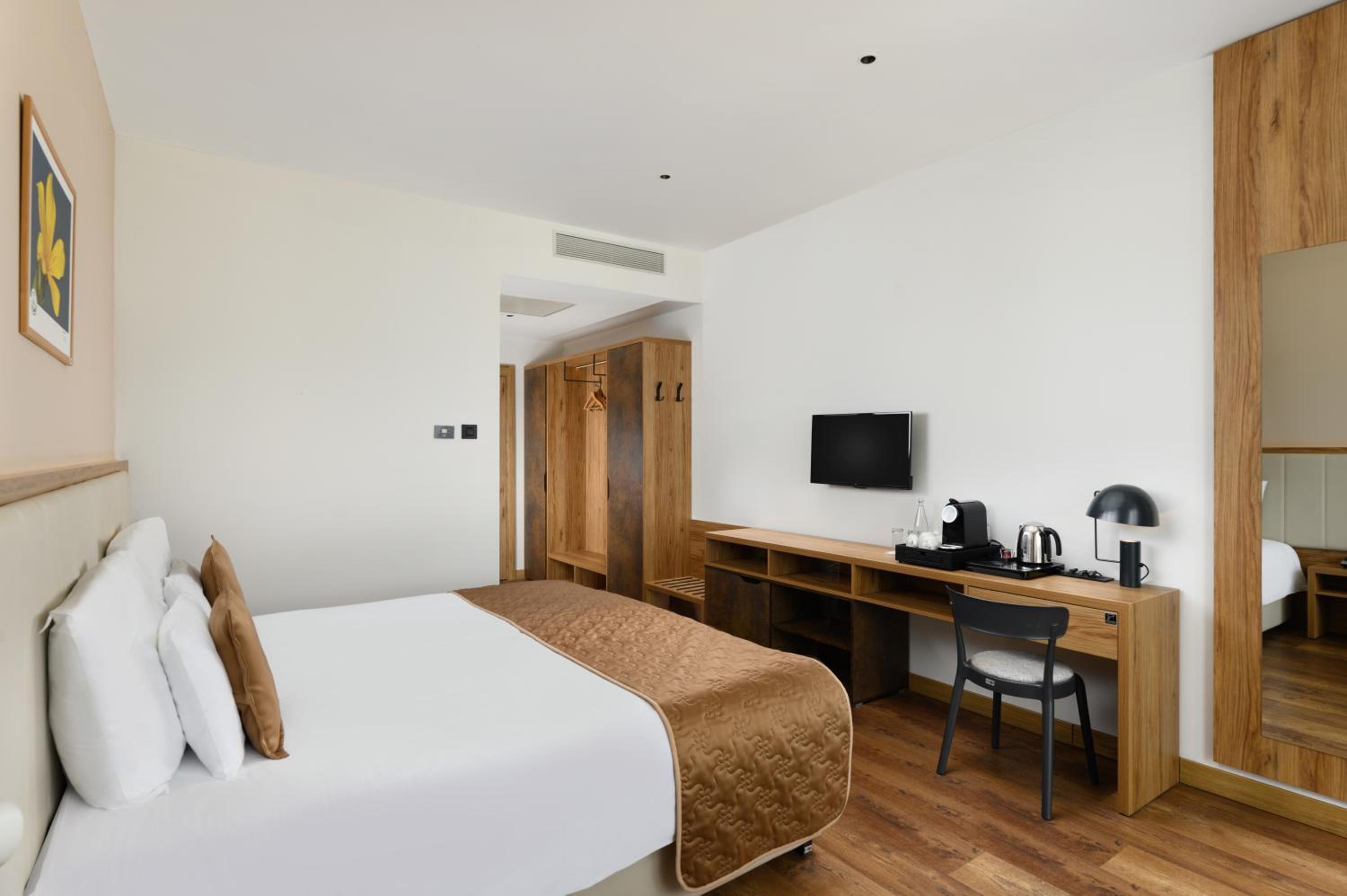 Superior Double Room with Balcony - Photo 1