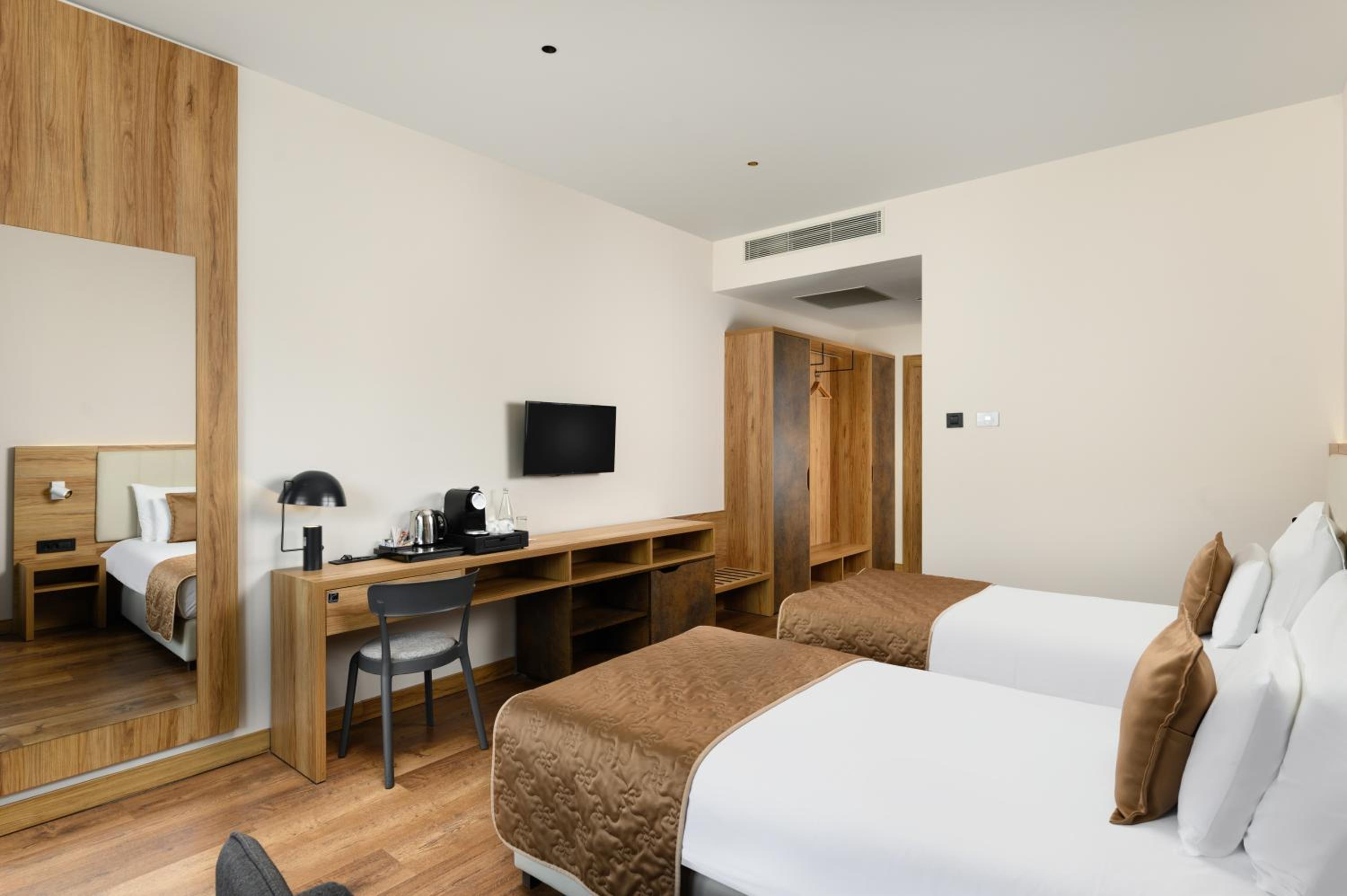 Superior Twin Room with Balcony - Photo 3