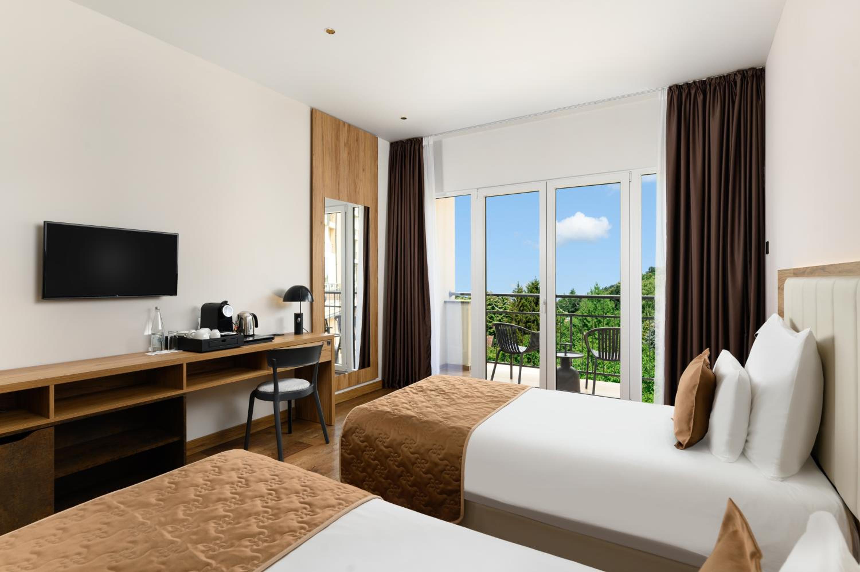 Standard Room with Balcony - Photo 4