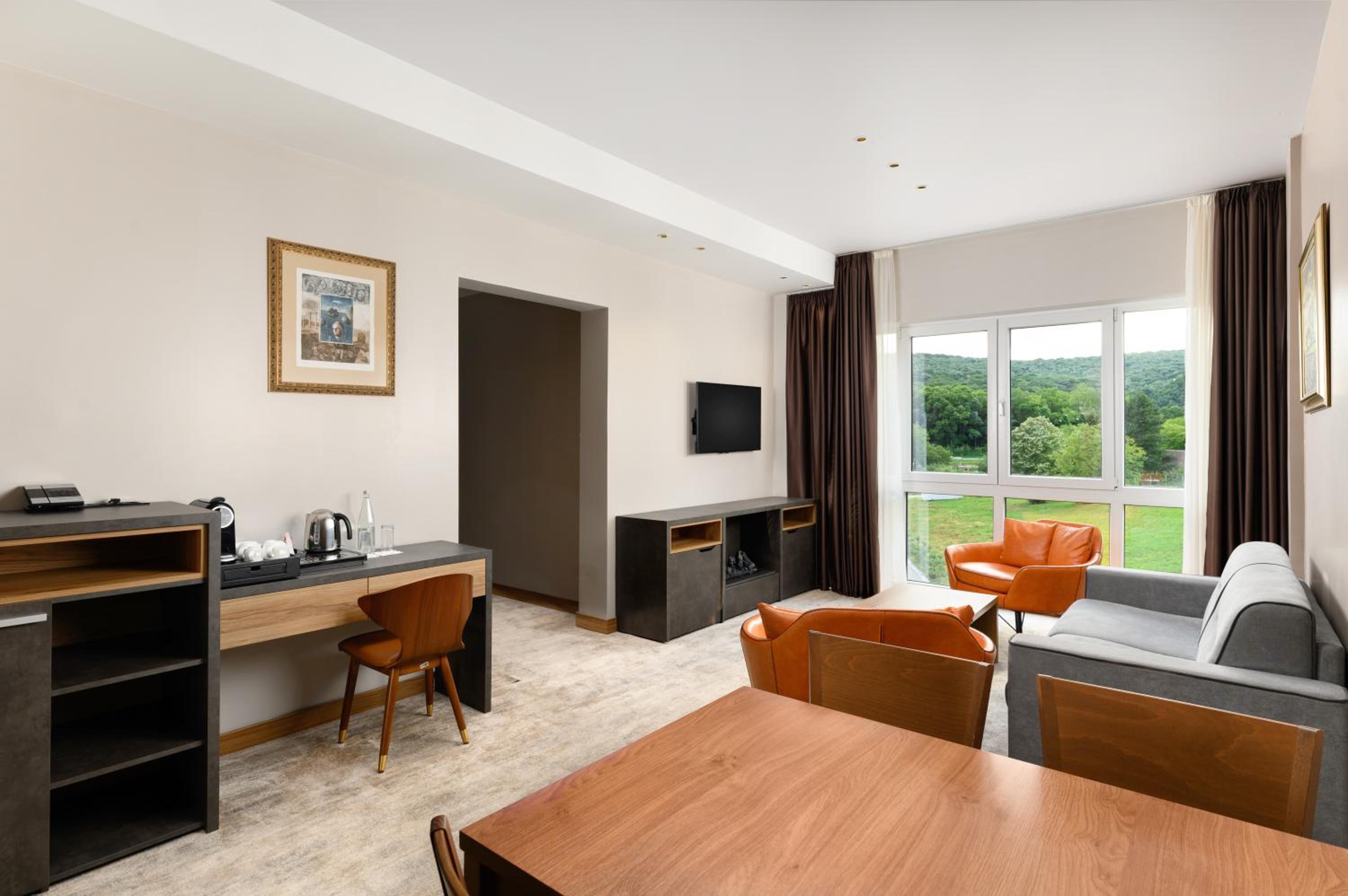 Executive Suite with One King Size Bed and Balcony - Photo 6