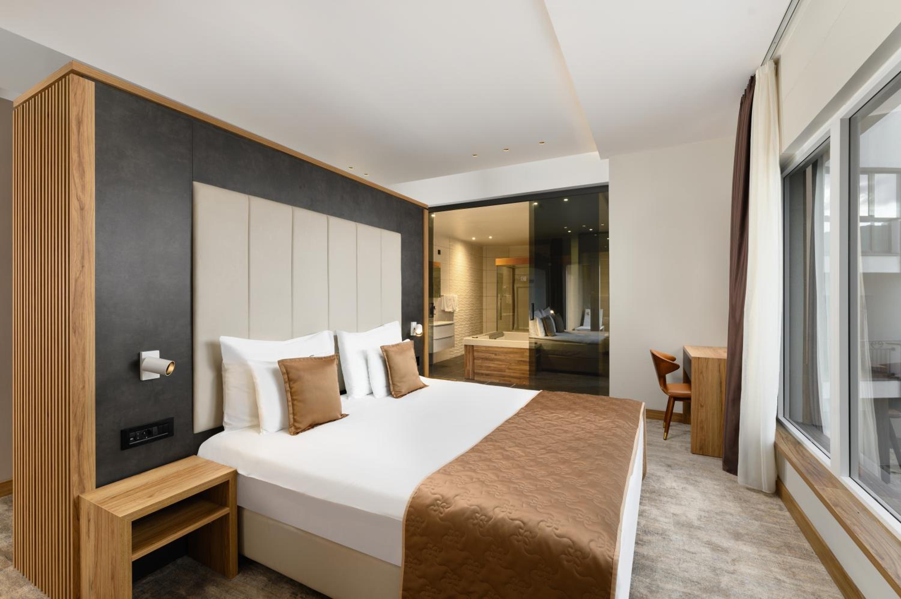 Executive Suite with One King Size Bed and Balcony - Photo 5