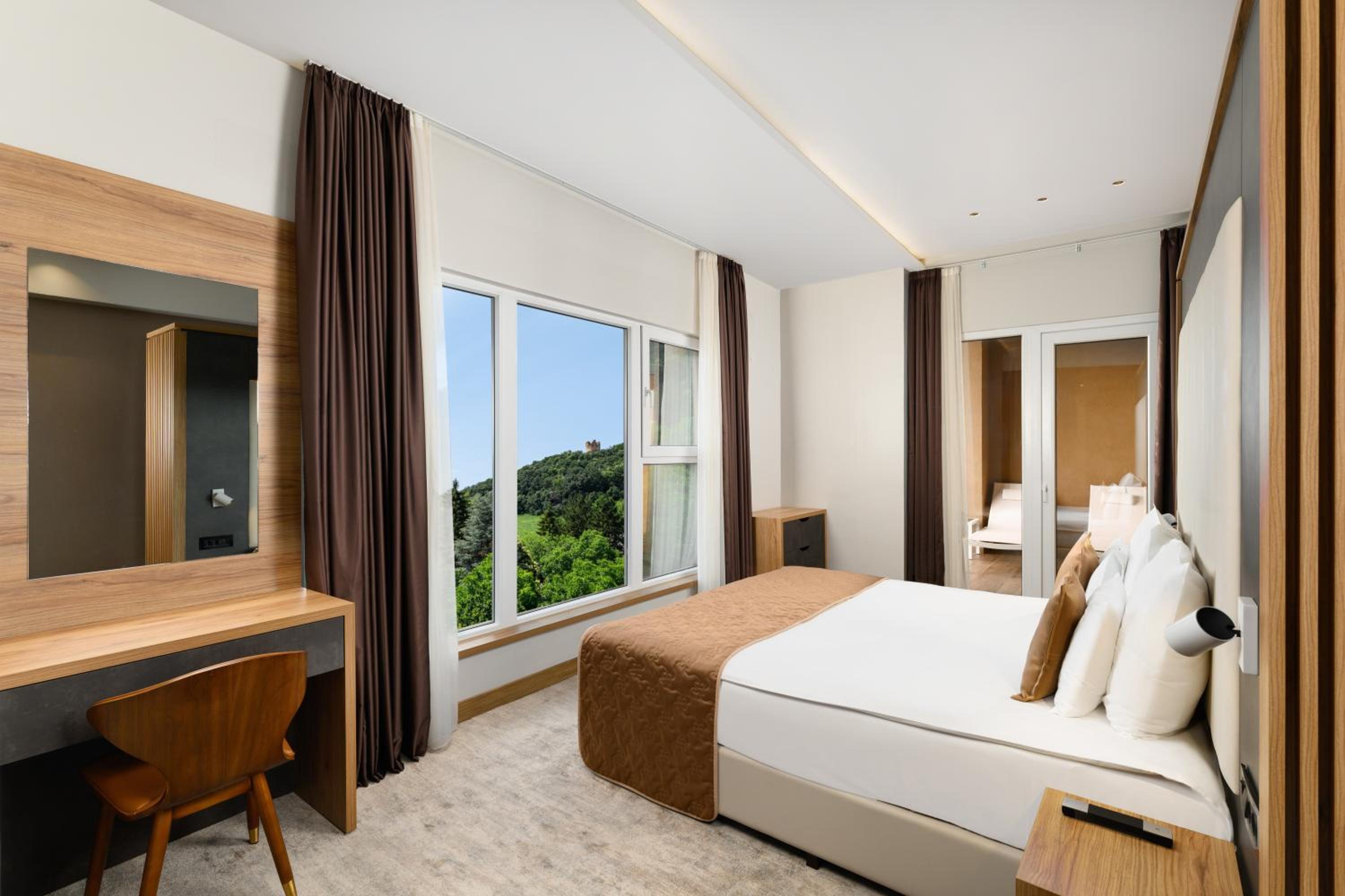 Executive Suite with One King Size Bed and Balcony - Photo 4