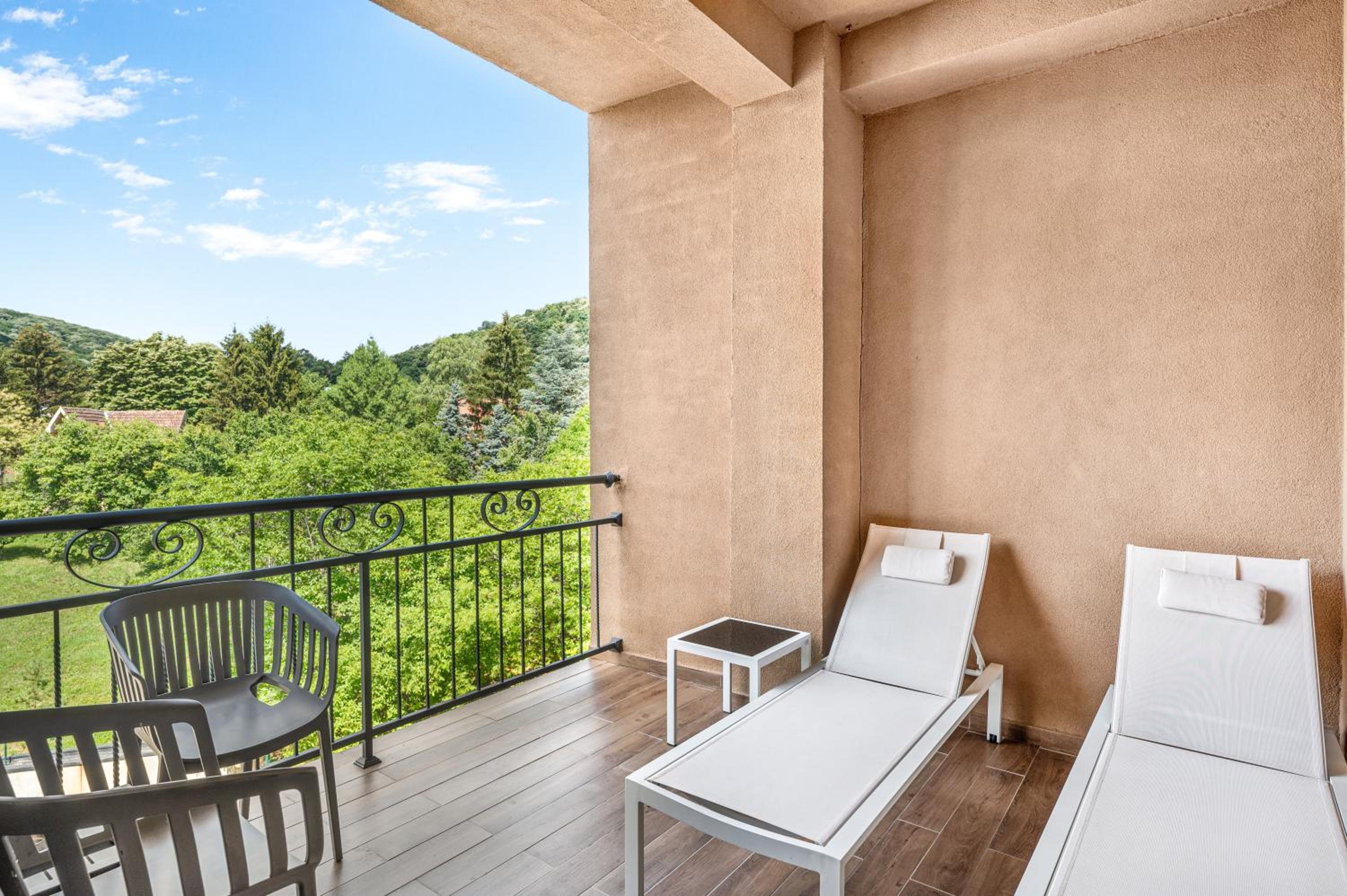 Executive Suite with One King Size Bed and Balcony - Photo 2