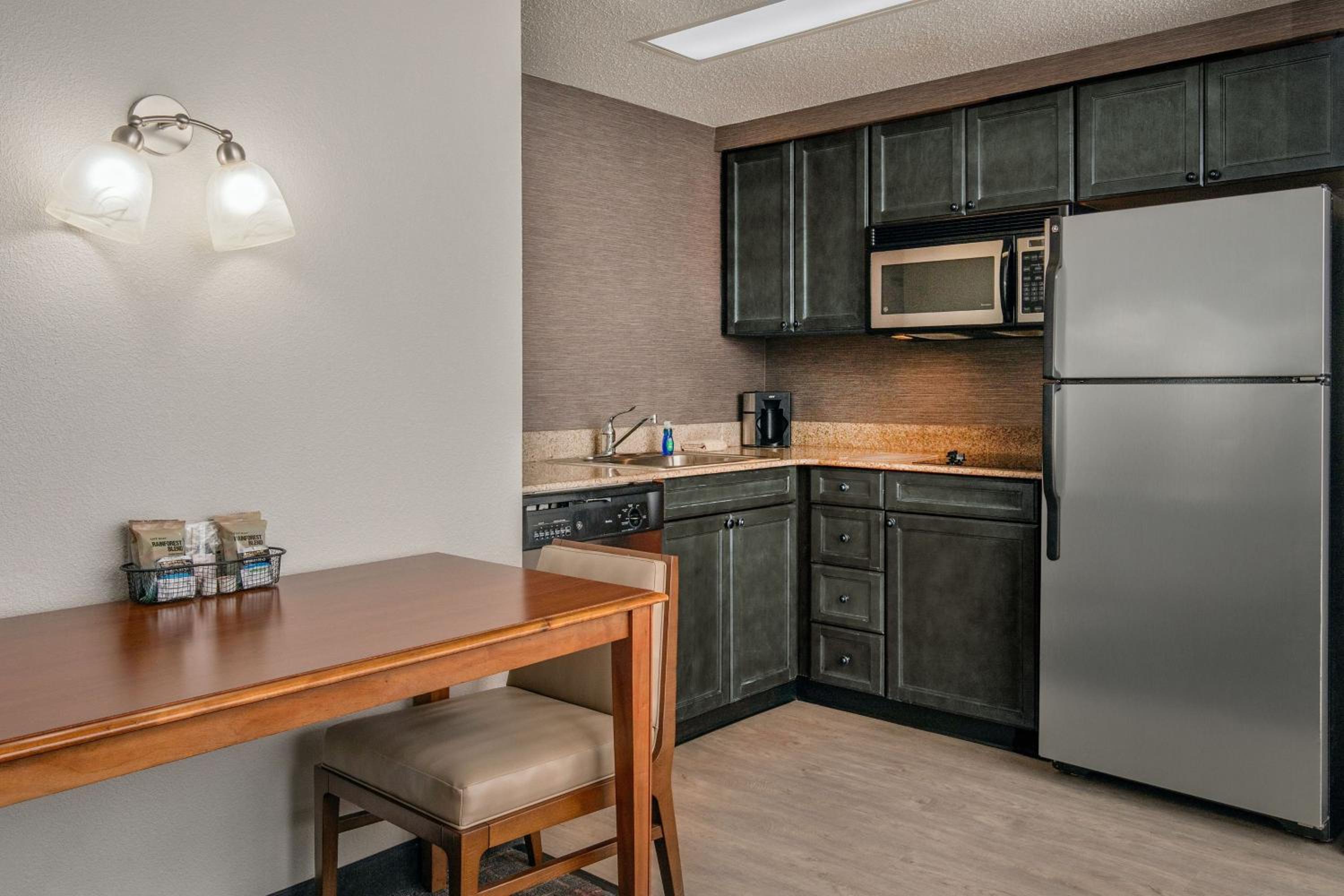 One-Bedroom Queen Suite, Sofa Bed, Full Kitchen, Living Space - Photo 3